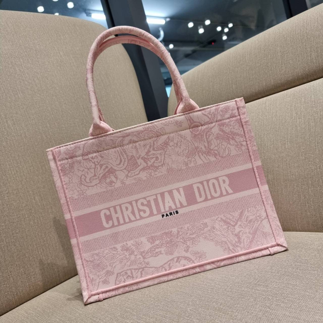 VIP 】HOT ARRIVAL!! DIOR CD SHOPPING BAG WITH GWP กระเป๋าทรงช้อปปิ้งใบใหญ่ จุใจ!! พรีเมี่ยมกิ๊ฟรุ่นดับเบิ้ลฮอต ดีไซน์คลาสสิควินเทจ สวยหรู วัสดุผ้าแคนวาสลายกราฟฟิค ภายในโล่งกว้างมากๆ ใส่ของจุสุดๆ โน้ตบุ้ค ไอแพด กระเป๋าสตางค์ มือถือ หรือเสื้อผ้ายังได้ สะพายค