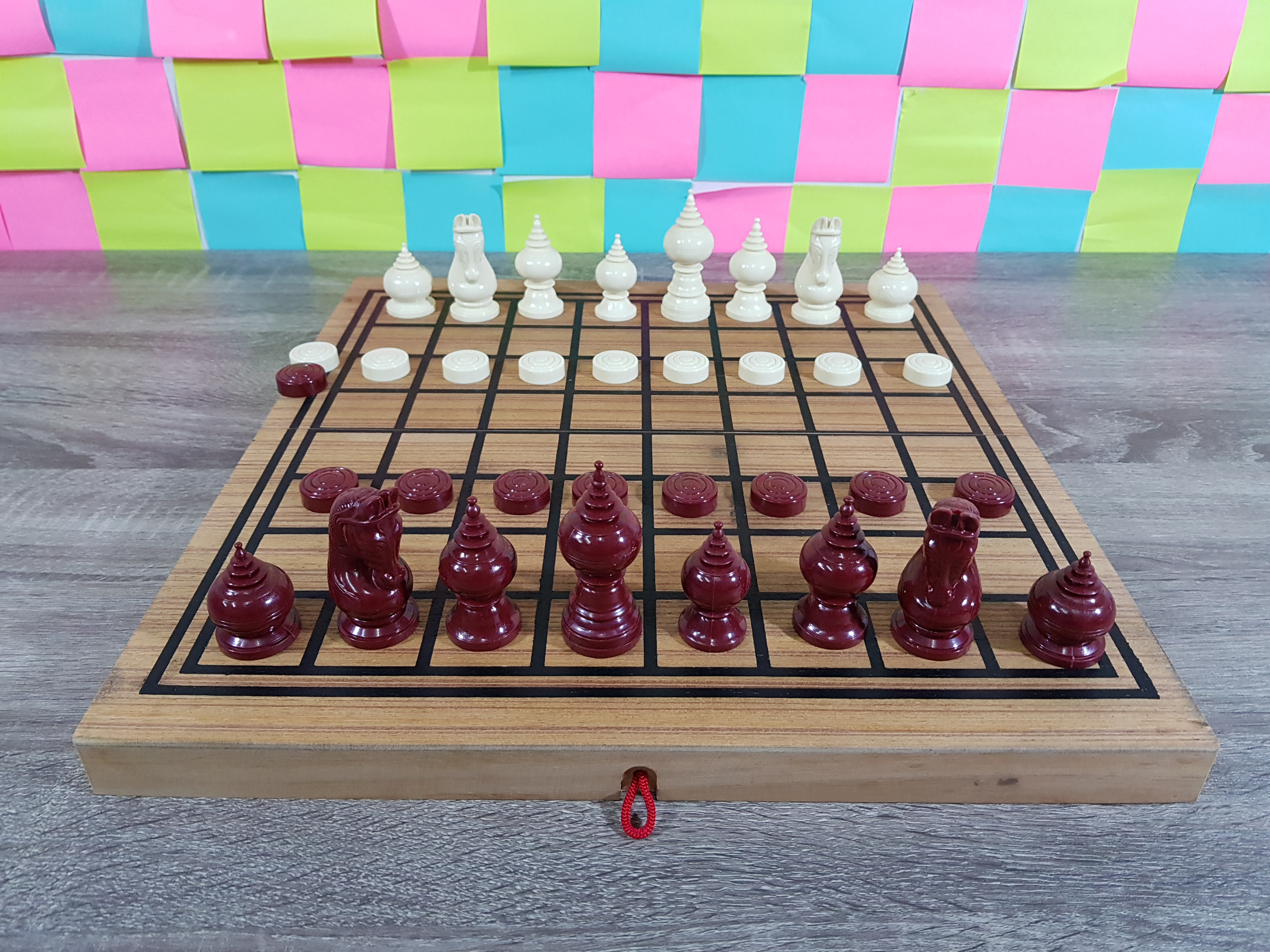 ตัวหมากรุกไทยพลาสติกเกรดพรีเมี่ยมพร้อมกระดานช่อง4x4cm.