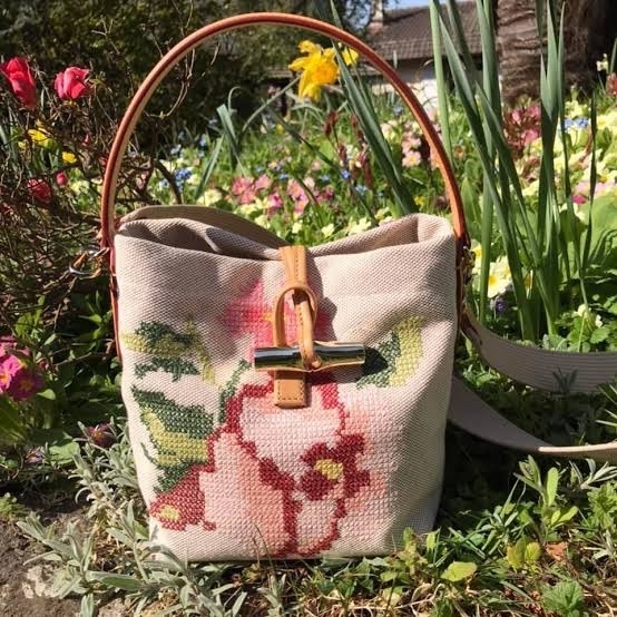 LONGCHAMP ROSEAU ESSENTIAL FLEURS Bucket bag S - กระเป๋าทรงถังขนาดเล็ก วัสดุผ้าฝ้าย ลายปักษ์ดอกกุหลาบ Roseau เป็นคอลเล็คชั่นที่สดใสและเรียบง่าย ซับในสีพื้น อะไหล่สีทอง น้ำหนักเบา จุของได้เยอะ มีสายสะพายไล่ ถอดสายได้ Crossbody ได้