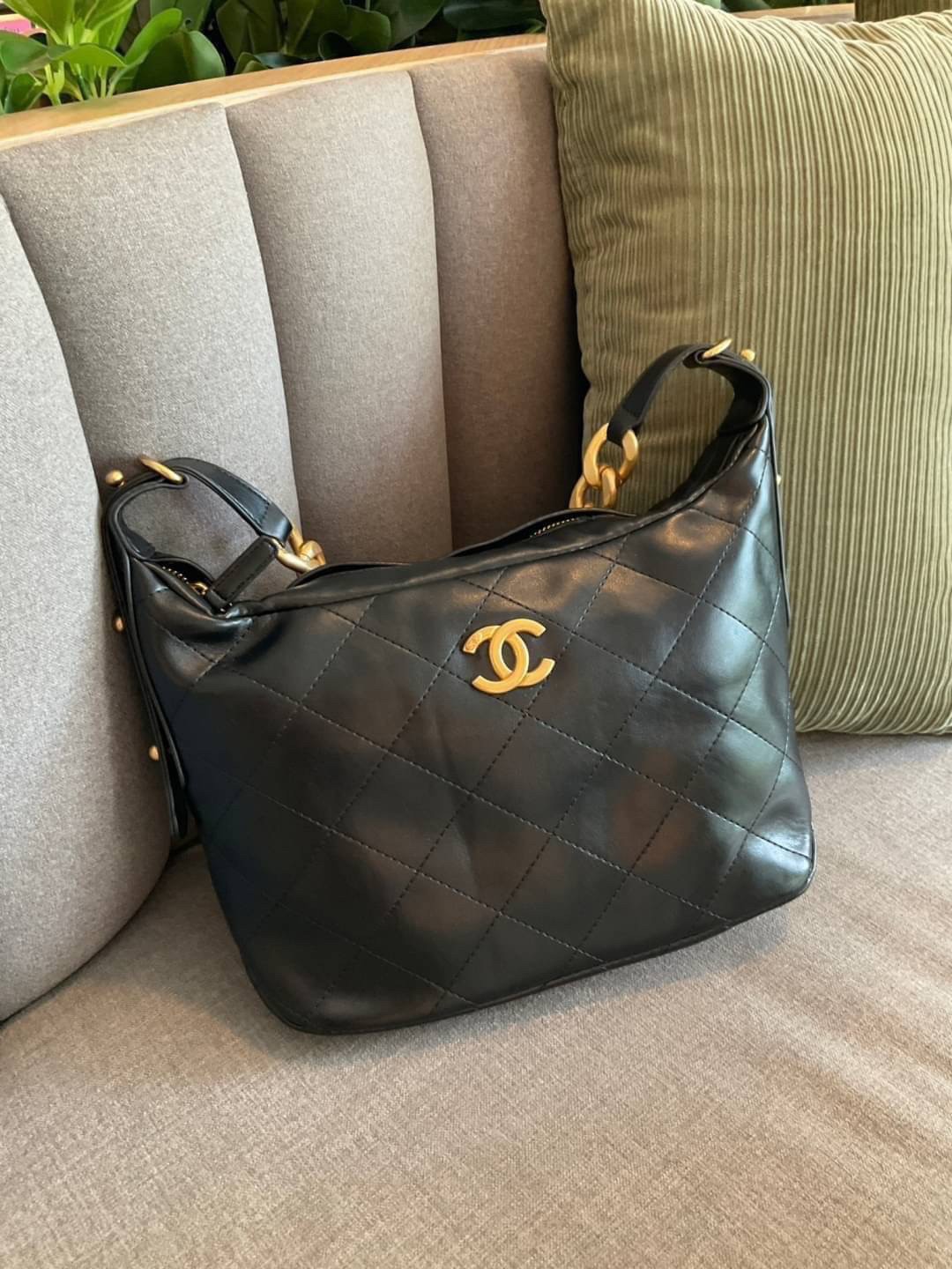 Chanel Hobo Bag รุ่นใหม่ล่าสุด ทรงที่สาวๆรอคอย CHANEL LEATHER TOTE BAG ทรงสวยเรียบหรู เนื้อหนาดีมาก อะไหล่ทองวินเทจ ประดับโลโก้แบรนด์สุดหรู