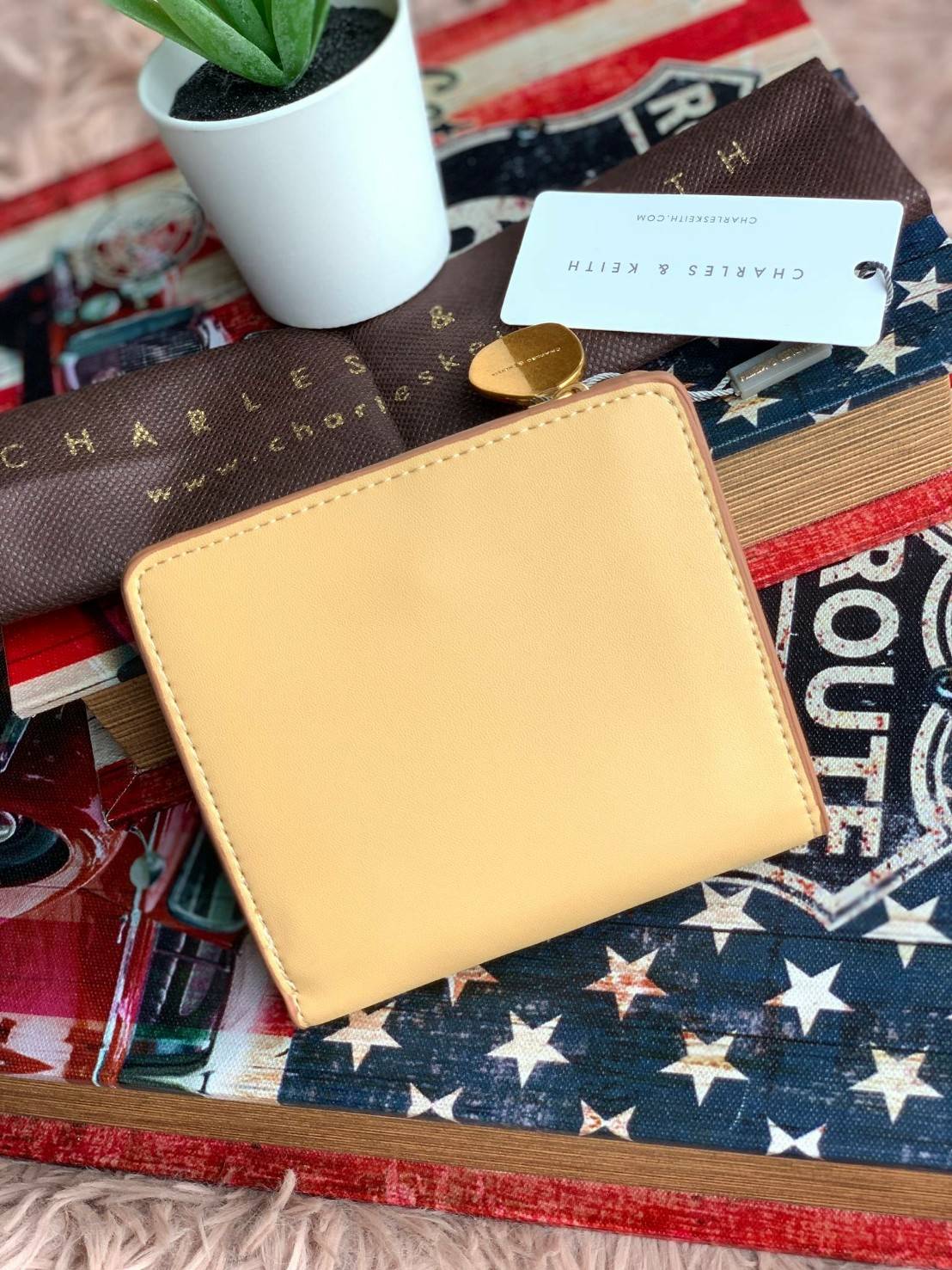 Charles & keith Classic Mini Snap Button Wallet กระเป๋าสตางค์ทรงสั้นรุ่นใหม่ชนช้อป! วัสดุpuหนังเรียบนิ่ม ด้านหน้าประดับโลโก้แบรนด์ด้วยโลหะตัวนูน ภายในเปิดปิดด้วยกระดุมทั้ง2ด้าน มีช่องซิปใส่เหรียญใบเล็ก สามารถถอดแยกกับชิ้นใหญ่ได้ ภายในยังมีช่องเสียบบัตร แล