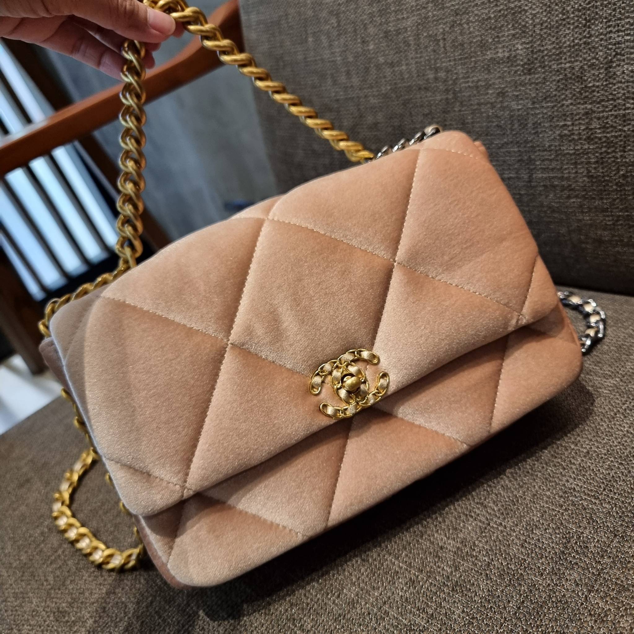 ไม่มองไม่เหลียวไม่ได้แล้ว!! ความหรูที่โดดเด่นจากผ้ากำมะหยี่ สร้างดีเทลผู้ดี ลูกคุณมากๆ Chanel vip boutique กระเป๋าสะพายจาก duty free ในราคาสุดประหยัด!! ดีไซน์เลิศ ตกแต่งด้วยโซ่ทูโทน ลงตัวแบบไม่มีที่ติ เปิด-ปิดด้วยตัวบิดล็อค ภายในโล่งกว้าง ใส่กระเป๋าสตางค์