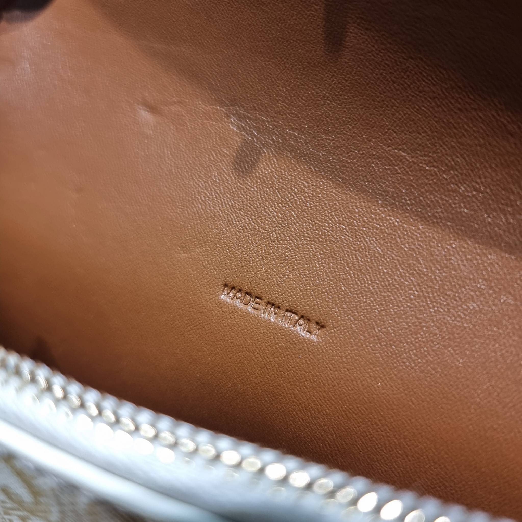 CELINE WALLET ON STRAP IN TRIOMPHE CANVAS AND LEATHER อีกหนึ่งรุ่นยอดนิยม กระเป๋าสะพายกึ่งคลัทช์ ในรูปแบบกระเป๋าสตางค์ ให้พกพาได้ง่าย ใส่ของสำคัญ มือถือ หรือบัตรต่างๆได้