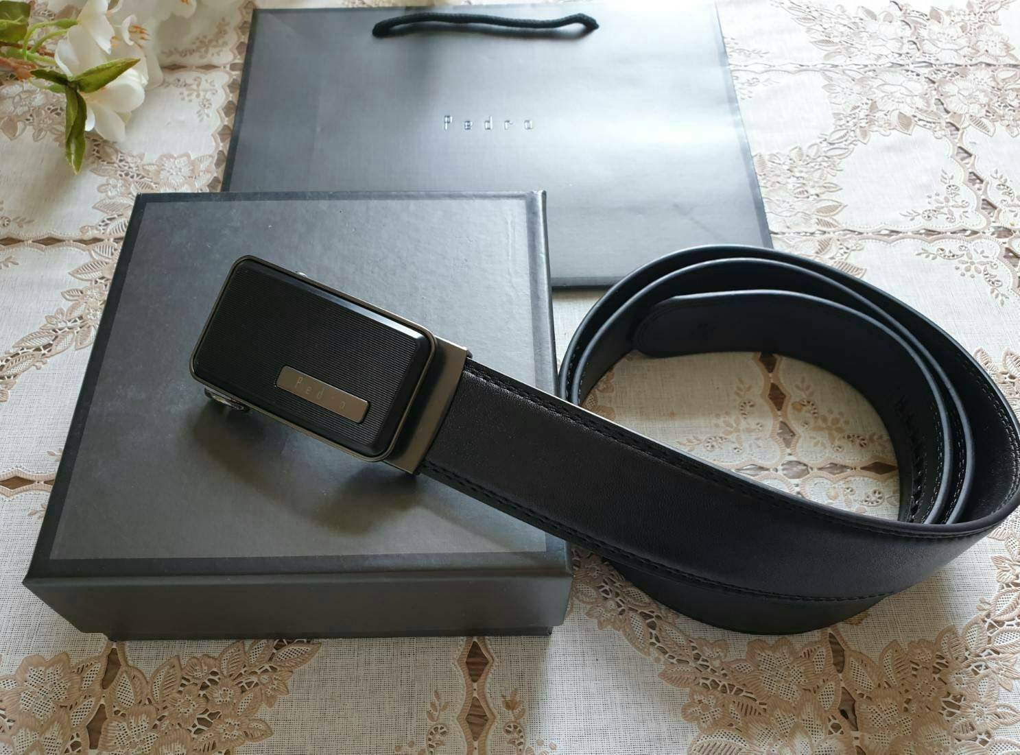 PEDRO MEN LEATHER BELT (Free Size) เข็มขัดหนังจาก PEDRO MEN หัวเข็มขัดโลหะ โลโก้แบรนด์ที่หัวเข็มขัด คุณภาพดีตามแบบฉบับของแบรนด์ สายเข็มขัดหนังเรียบสีดำ สายปรับใช้เข้าได้กับทุกชุด มาพร้อมกล่องและถุงกระดาษแบรนด์มอบเป็นของขวัญได้นะคะ