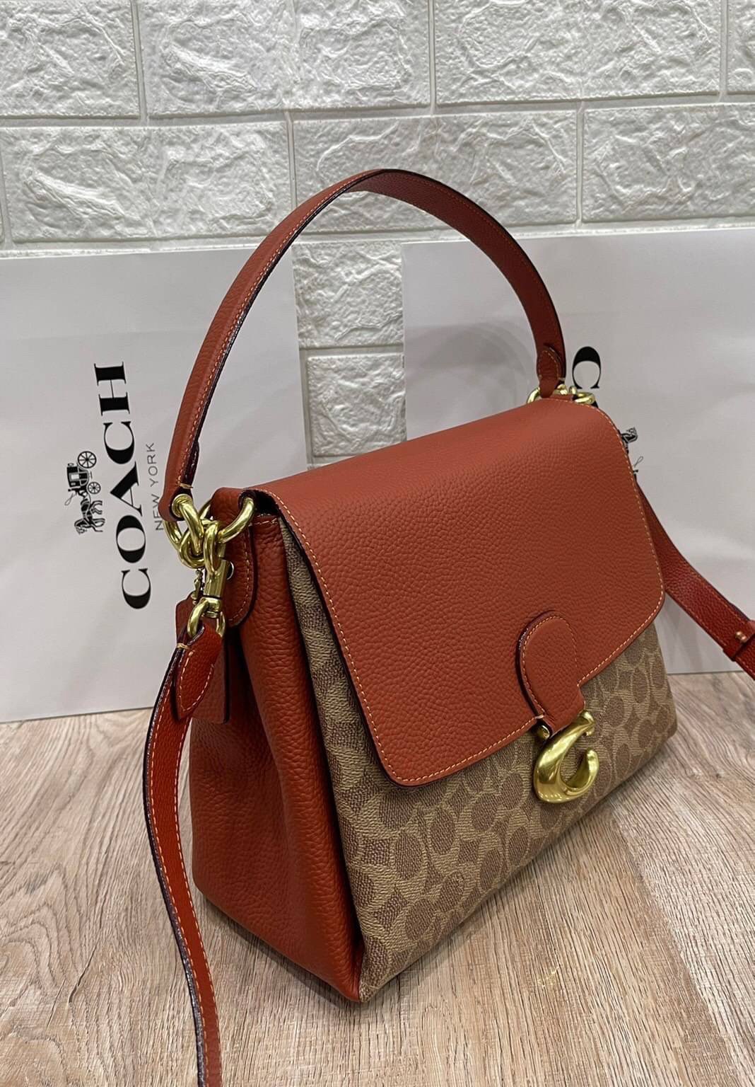 OUTLET 】COACH Logo-Plaque Leather Tote Bag พร้อมส่งที่ไทย Tan-brown leather logo-plaque leather tote bag from Coach featuring gold-tone hardware, abstract pattern print, logo plaque and single top handle.