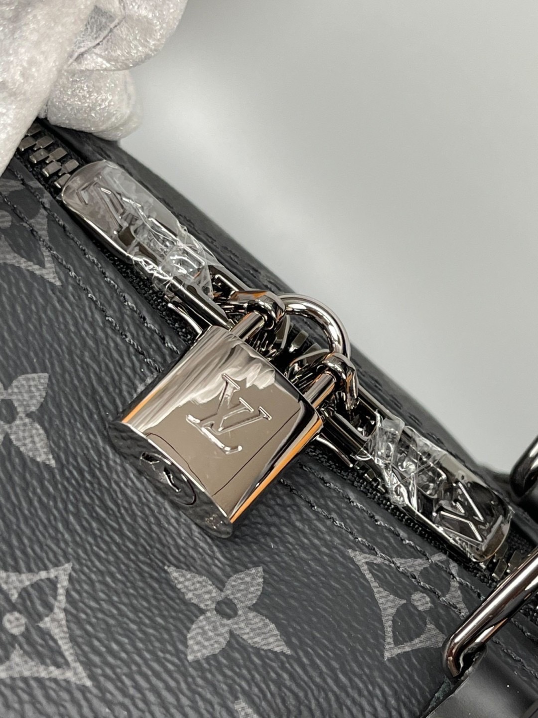 LV Keepall Bandoulière 45 Monogram Eclipse / Damier Graphite Canvas กระเป๋าเดินทางแบบดัฟเฟิล เป็นรุ่นที่เคียงข้างนักเดินทางรอบ สวยหรูโลกสง่างามตลอดกาล มีไว้ไม่มีเอาท์ เกรดท็อป ออริ เทียบแท้ 1:1 เกรดดีสุด