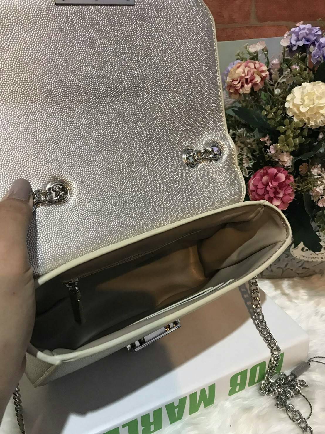 CHARLES & KEITH PUSH-LOCK CHAIN SLING BAG Best seller กระเป๋าอยู่ทรงสวย วัสดุลายคาร์เวียร์หนังสวยใช้ เปิดปิดด้วยตัวล็อค ด้านในมีช่องซิป 1 ช่อง จะสะพาย แบบสายโซ่คู่/เดี่ยวก็สวยน่ารักค่ะ