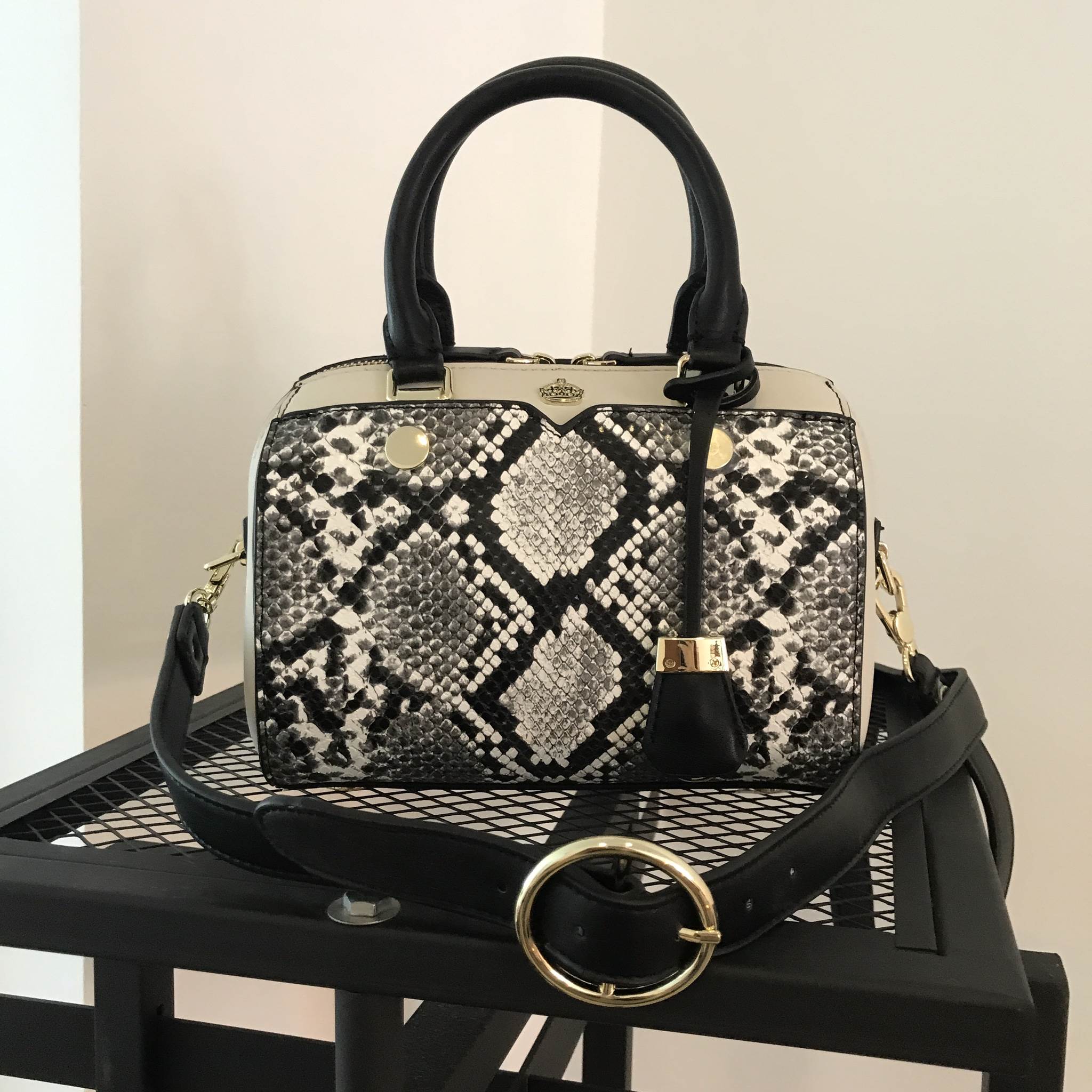 รุ่นใหม่ล่าสุด จากแบรนด์ KEEP ขนาด มินิ หนังลายงูสวยมากคะ ขนาดตอบทุกโจทย์การใช้งาน เห็นแล้ว หลงรักเลยคะ ตัวกระเป๋าขนาดกำลังดี จุของคุ้ม น้ำหนักเบา ดูแลรักษา มัน พร้อมสายสะพายยาว ภายในมีช่องซิป และช่องใส่ของจุกจิก 2 ด้าน เลยค่า หูกระเป๋าพับลงได้คะ