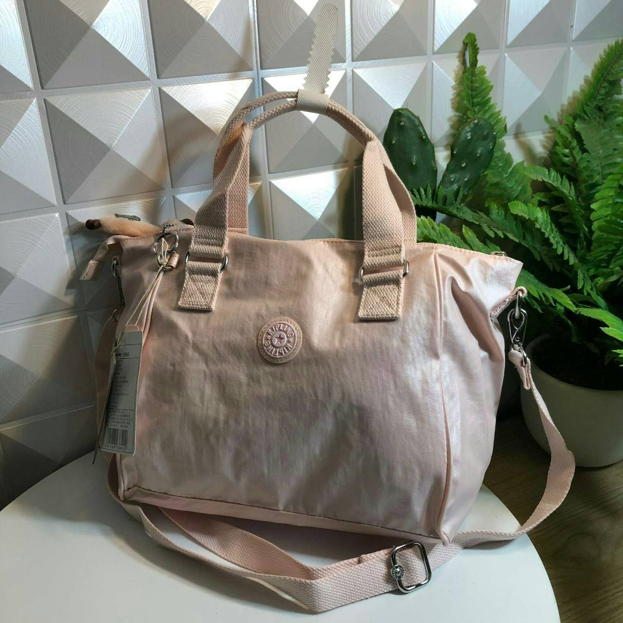 KIPLING AMIEL K15371 กระเป๋า KIPLING มาพร้อมพวงกุญเเจที่เป็นเอกลักษณ์ของเเบรนด์ เปิดปิดด้วยซิป มีสายยาว ถอดสายและปรับความยาวได้ น้ำหนักเบา ทำความสะอาดง่าย ช่องด้านในมีสายเกี่ยวกุญแจ ช่องซิปเล็กด้านใน แนะนำควรมีเลยค่า