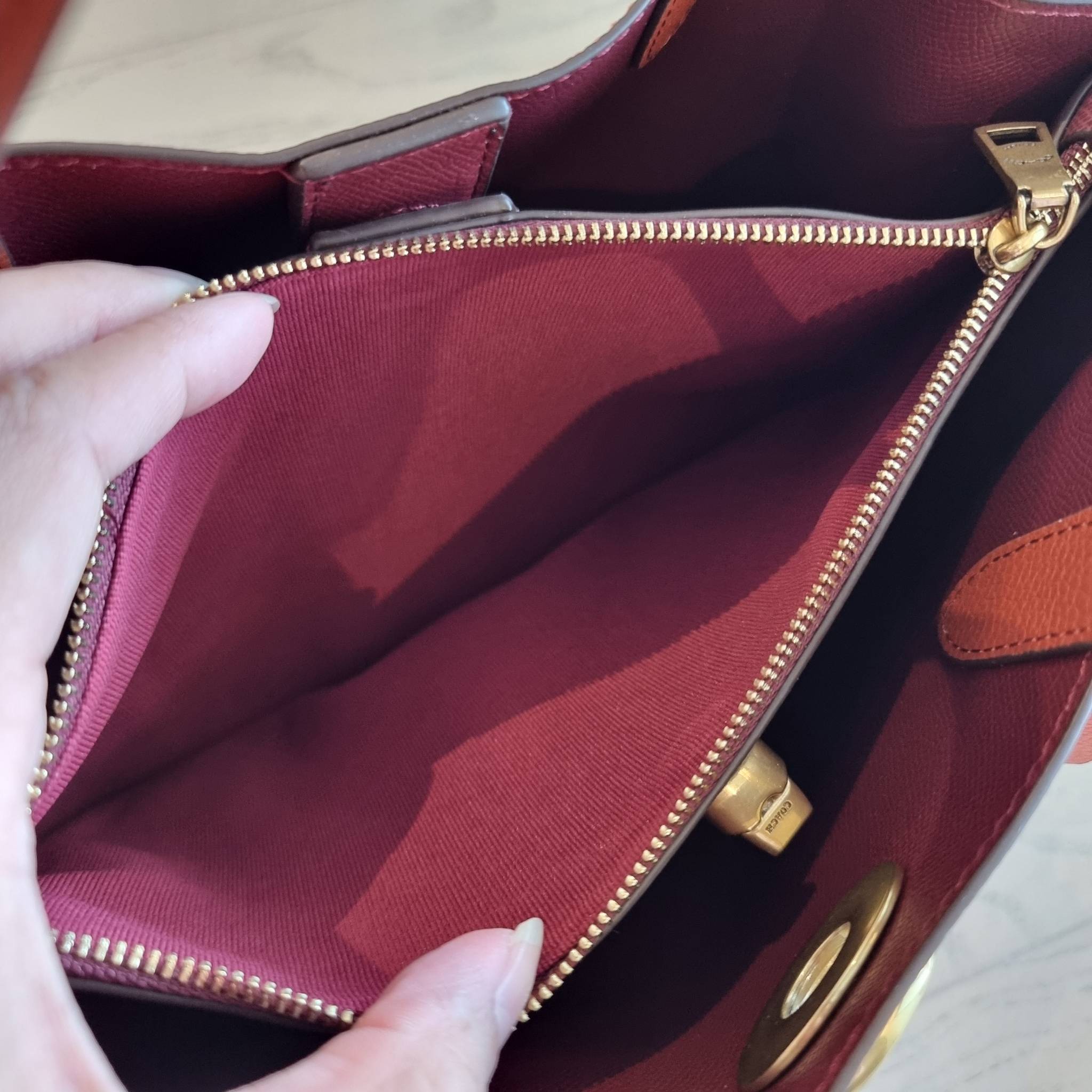 COACH C8561 C8869 WILLOW TOTE 24 IN COLOR BLOCK น้องสาวลุคลูกคุณมาแล้วจ้า กระเป๋าถือ/สะพาย ดีไซน์คัลเลอร์บล็อค ลงตัว เรียบหรู ใบจริงคือผู้ดี๊ผู้ดี ใช่ได้ทุกๆโอกาส วัสดุหนัง pepble อยู่ทรง เปิดปิดด้วยตัวบิดล็อค และอีกฝั่งเป็นกระดุมแม่เหล็ก ภายในโล่งกว้าง ใ