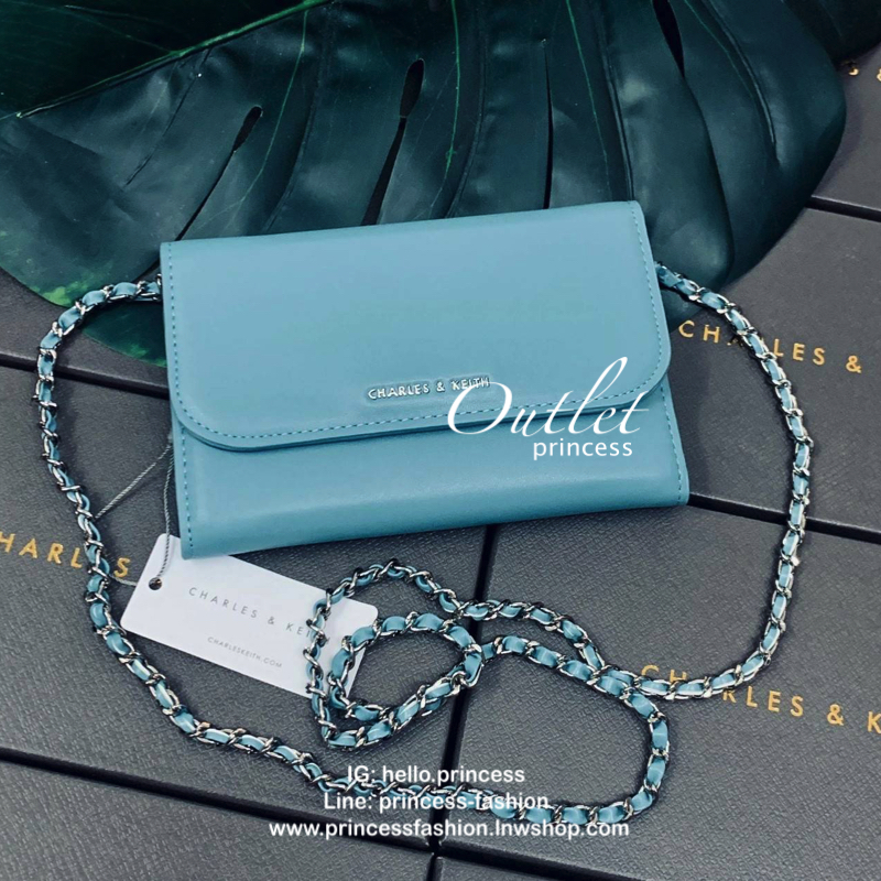 CHARLES & KEITH BAG กลับมาอีกครั้ง รุ่นขายดีค่ะ...กระเป๋าสตางค์มีสายสำหรับสะพายข้างหรือแบบครอสบอดี้ร์ได้ค่ะ วัสดุหนังเรียบ ด้านหน้ามีอะไหล่โลโก้แบรนด์ เปิดปิดกระเป๋าแบบกระดุมแม่เหล็ก ภายในมีช่องใส่ธนบัตร สามารถใส่แบงค์พันได้ค่ะ มีช่องใส่บัตรต่างๆ ช่องซิปส