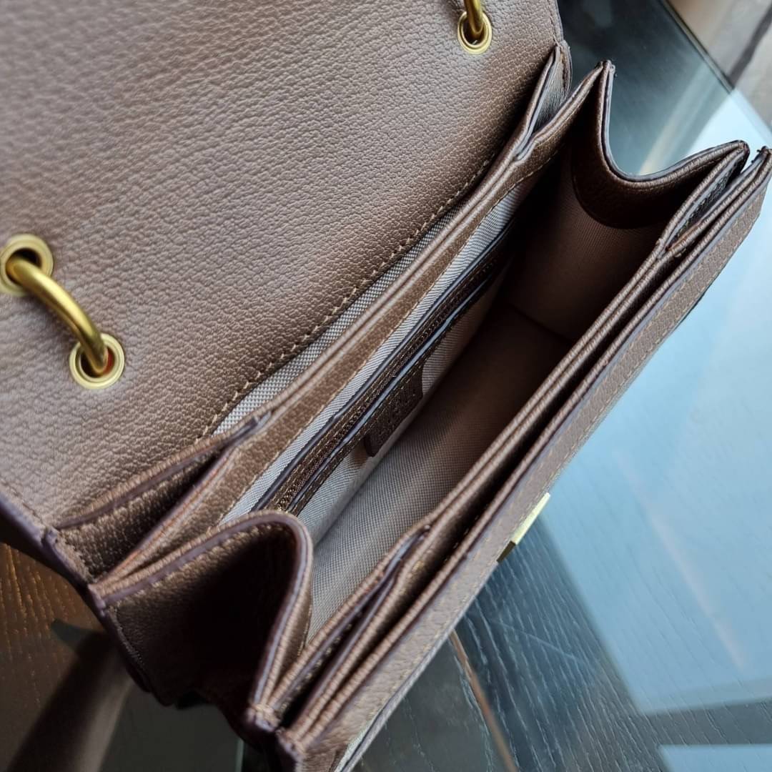 VIP 】กลับมาแล้วจ้า อีกรุ่นพรีเมี่ยมกิ๊ฟสุดฮิต!! หรู ดูผู้ดี!! GC CROSSBODY STRAP BAG WITH GWP กระเป๋าสะพายข้าง ดีไซน์สวย โดดเด่นไม่ซ้ำใคร วัสดุหนังแคนวาส เปิด-ปิดด้วยตัวกดล็อครูปผึ้ง (ผึ้ง) น่ารักมากๆ!! แถมฟรี!! แท็กพวงหนังห้อยเก๋ๆ ภายในกระเป๋าเป็นช่องโล่