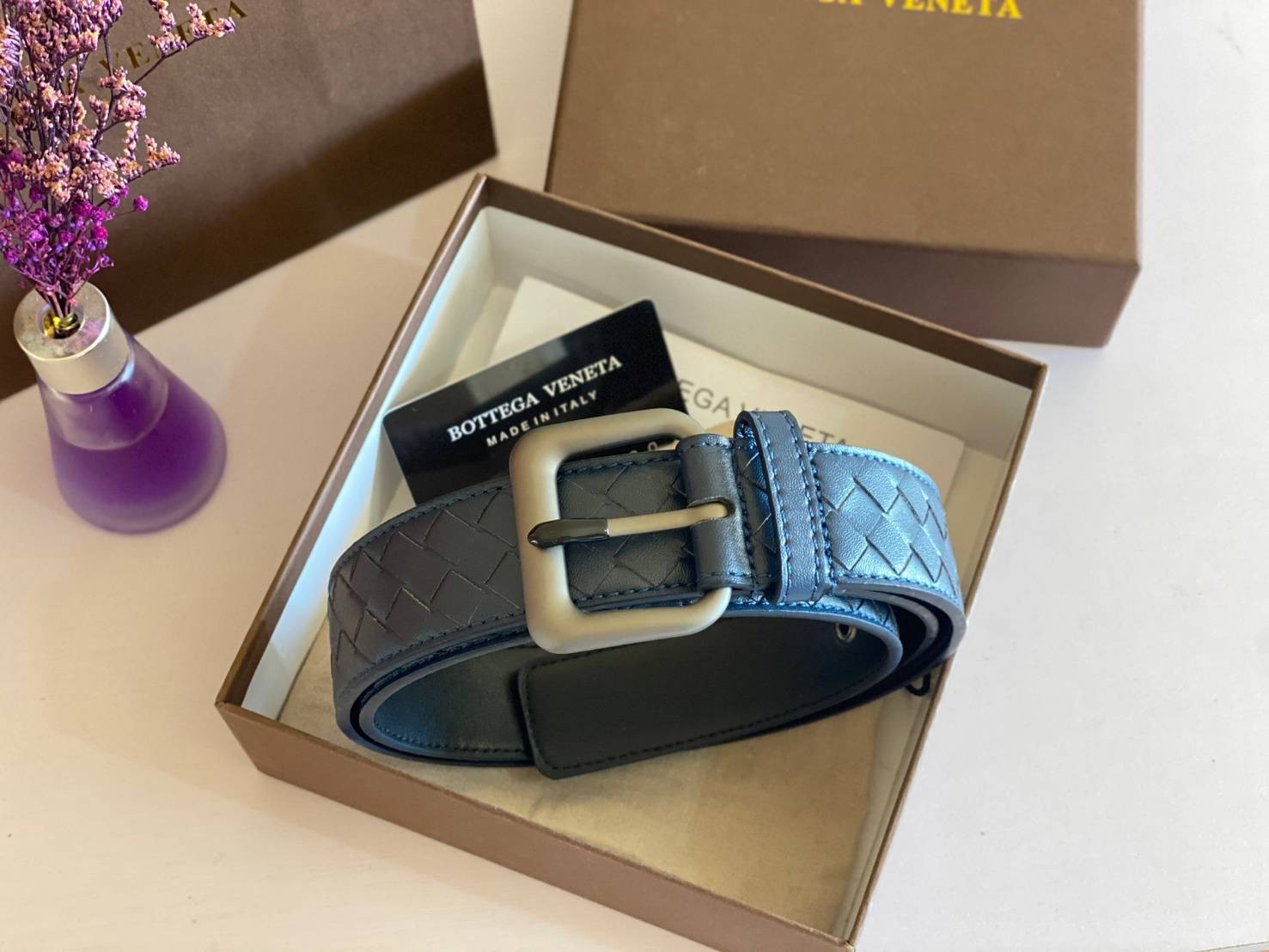 VIP 】♥️ BOTTEGA VENATA BELT เข็มขัดสุดหรูงานหนังแท้ ดีไซน์สุดคลาสสิคสไตล์ พร้อมส่ง 3 สี ภาพสินค้าถ่ายจากงานขายจริง สวยมากค่ะ หนังคุณภาพดีมาก เข้าได้กับทุกลุ๊คสไตล์การเเต่งตัว สวยหรูดูดีมีระดับ ไอเท็มนี้แนะนำเลยค่ะ!