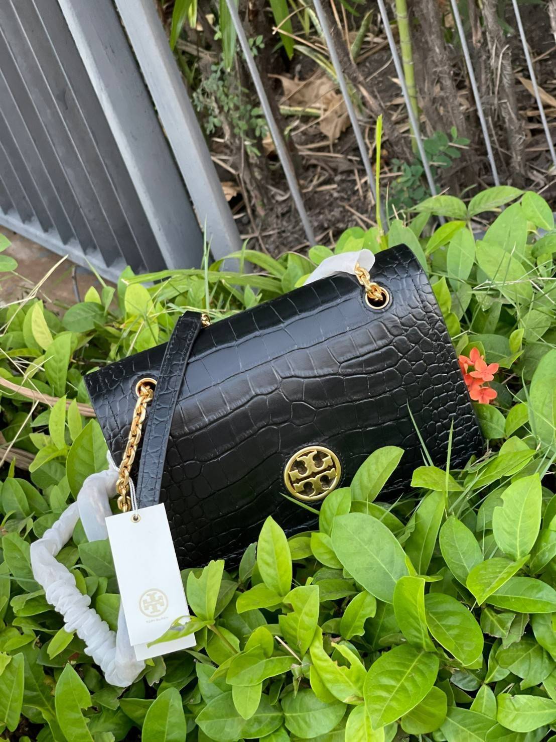 Tory Burch Black Carson Croc Embossed / TORY BURCH Carson Convertible Croc Leather รุ่นท็อปที่สาว ๆ หลายคนถูกใจ ด้วยทรงกระเป๋าคลาสสิกสุดเก๋ ใช้งานแบบไหนก็ดูดี ในลุคช์สาวหวานแบบสะพายสายคู่ หรือ ต้องการความคล่องตัวด้วยการสะพายแบบครอสบอดี้ มีดีไซน์ที่ Practi