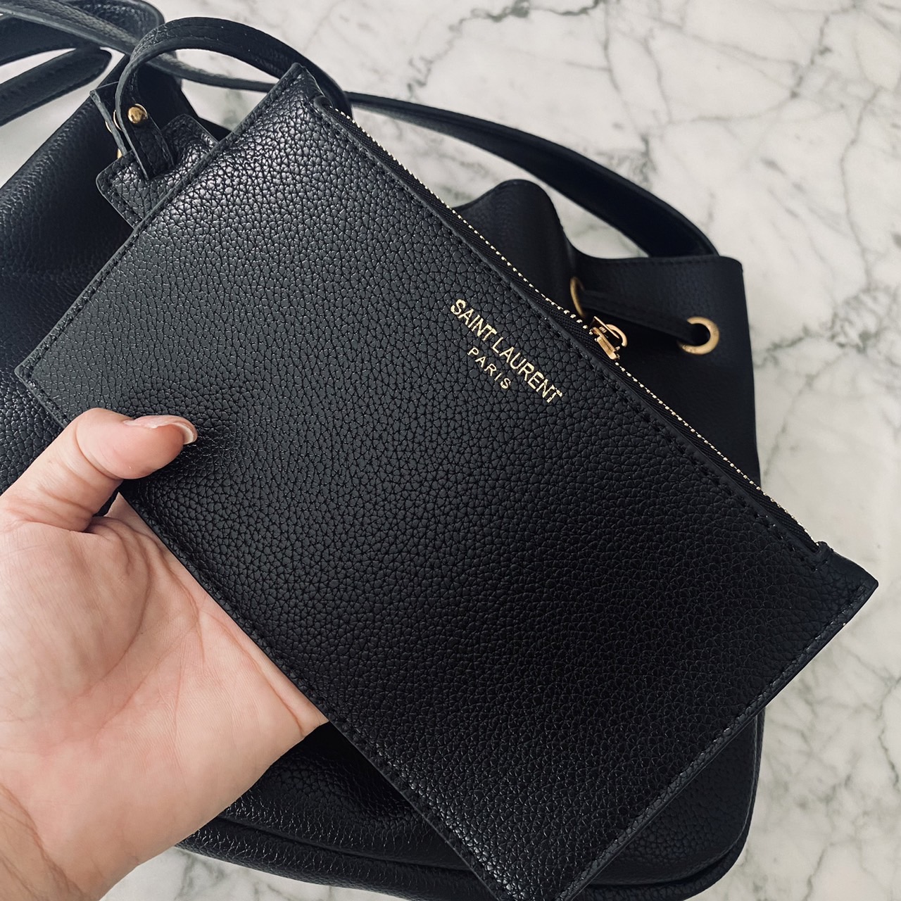 YSL PARIS VII flat hobo bag / YSL Bucket Bag กระเป๋าสะพายทรงโฮโบบัคเก็ต งานหนังเต็มใบ ฟังก์ชั่นสุดเลิศพร้อมเชือกรูด ดีไซน์รูปทรงใช้งานง่าย -- [รับตัวแทนกระเป๋า]