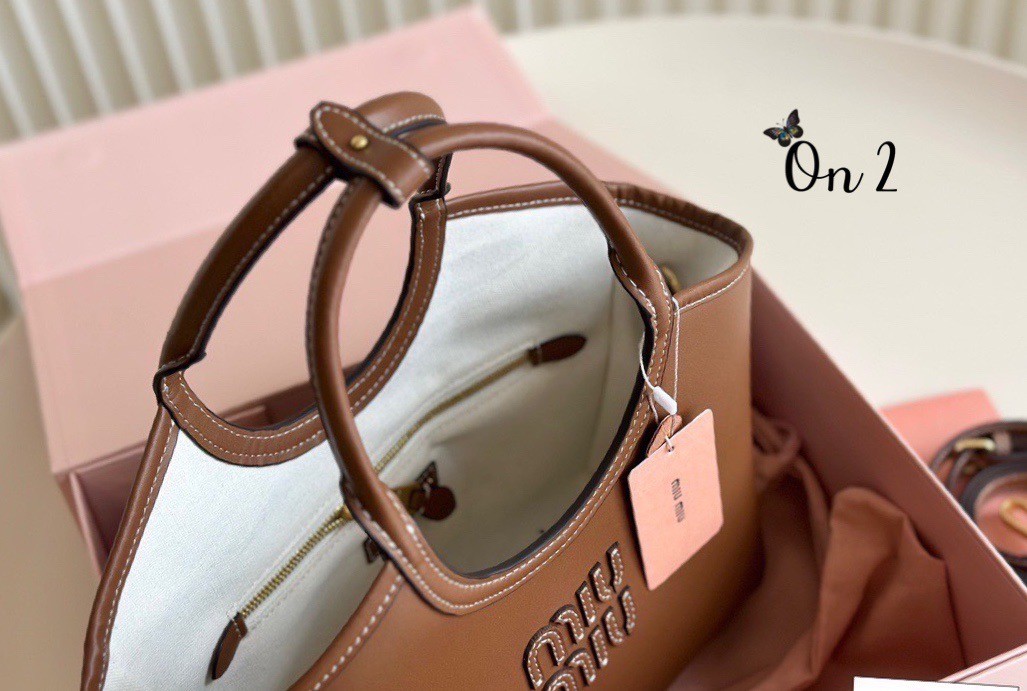 พร้อมส่ง 2 สี MIU MIU IVY LEATHER TOTE BAG กระเป๋าถือทรงโท้ทงานหนังเรียบเต็มใบ มีความยูนิค ใช้งานได้หลากหลายใช้ได้จริงสวยเรียบหรู จับแมตช์ง่าย สวยงาม