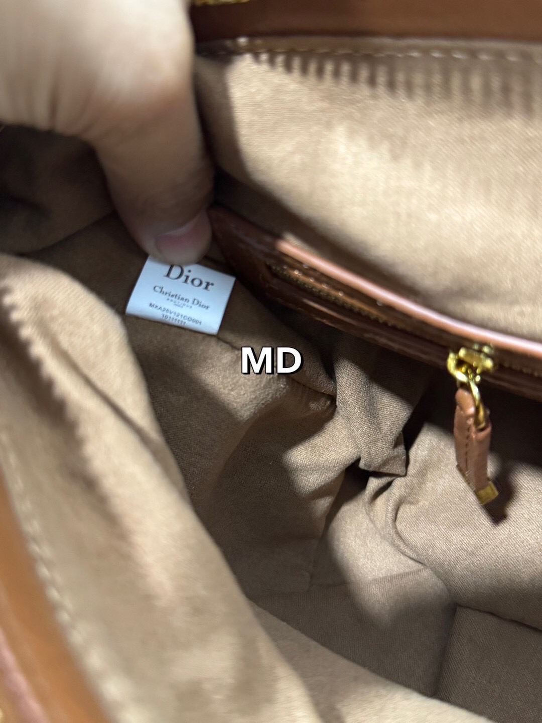 Dior Medium D-Journey Bag 35cm กระเป๋าสะพายนิยามใหม่ดีไซน์ทันสมัย โดดเด่นด้วยรูปทรงโฮโบที่มาพร้อมกับดีไซน์ที่นุ่มนวลและทันสมัย ดีเทลดูดีมีกิมมิคในตัว ภายในโล่งกว้าง