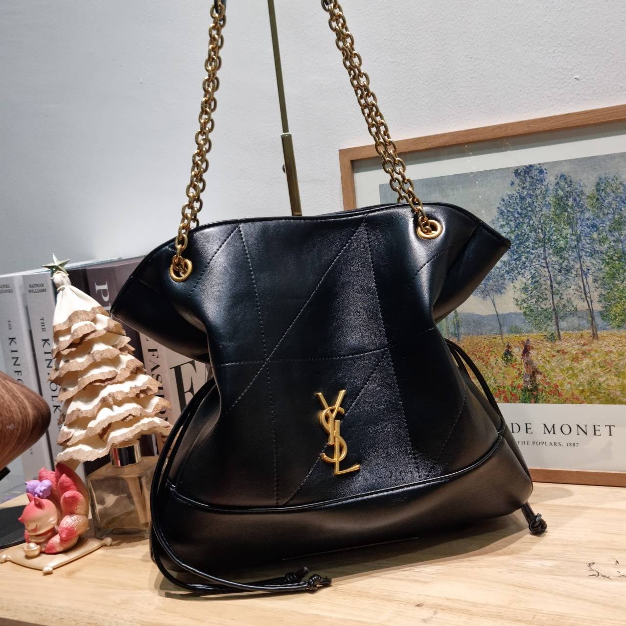 YSL jamie shopping bag ครบเครื่องตัวมัมเค้าใช้กัน ดีไซน์ใหม่! กับกระเป๋าสะพายใบใหญ่ เรียบหรู ดูปัง ดูแพง สีดำคลาสสิคตัดกับอะไหล่สีทองได้อย่างลงตัว