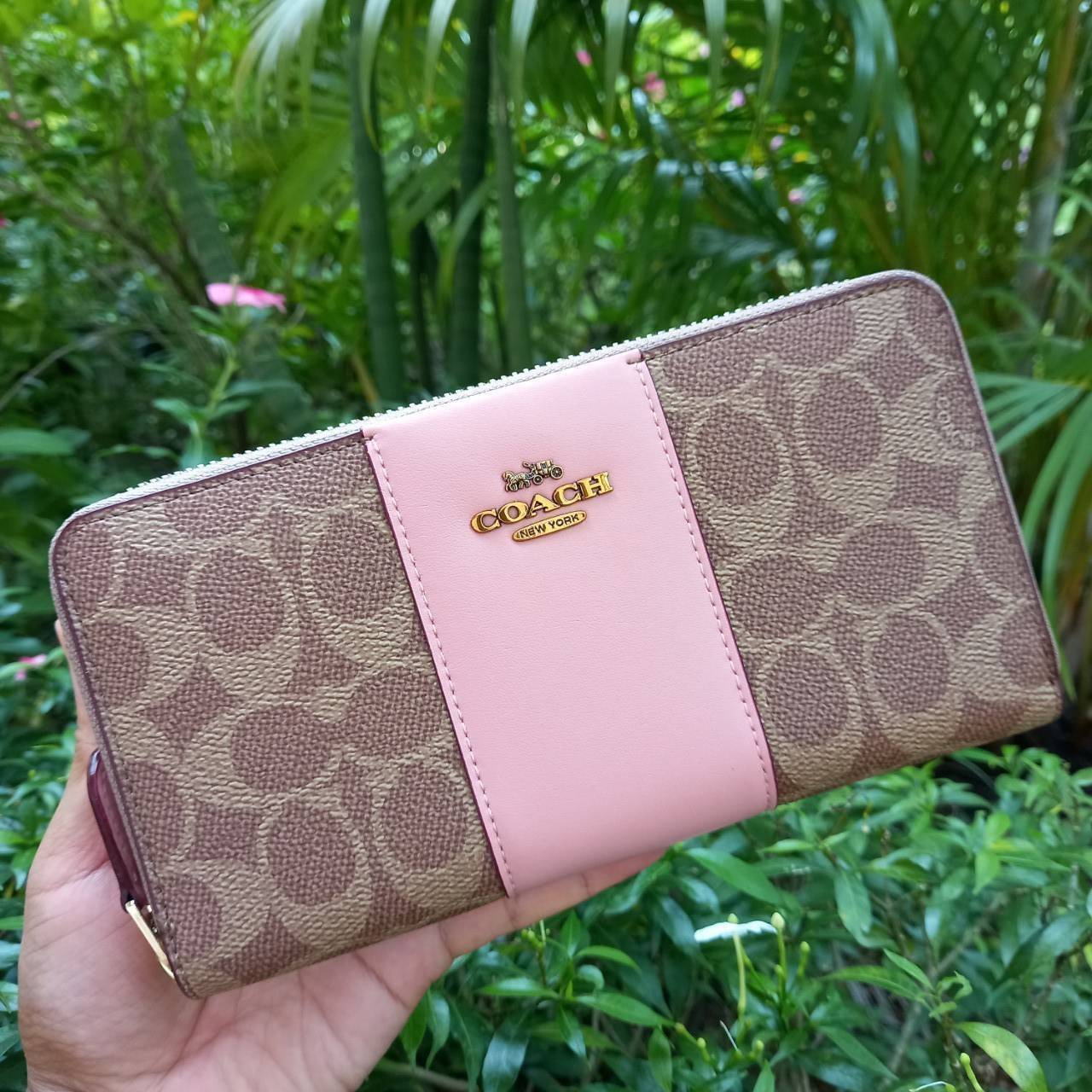 มาเท่าไหรก็ไม่เคยพอจริงๆ มีความต้องการกันถึงขีดสุด❣️😘>>COACH ACCORDION ZIP WALLET IN COLORBLOCK SIGNATURE CANVAS (COACH 31546)🍁กระเป๋าสตางค์ใบยาว ซิปรอบ //วัสดุหนังแคนวาสสลับหนังแท้ ดีไซน์สวย โดดเด่นลงตัวเป็นที่สุด ด้านในมีช่อ