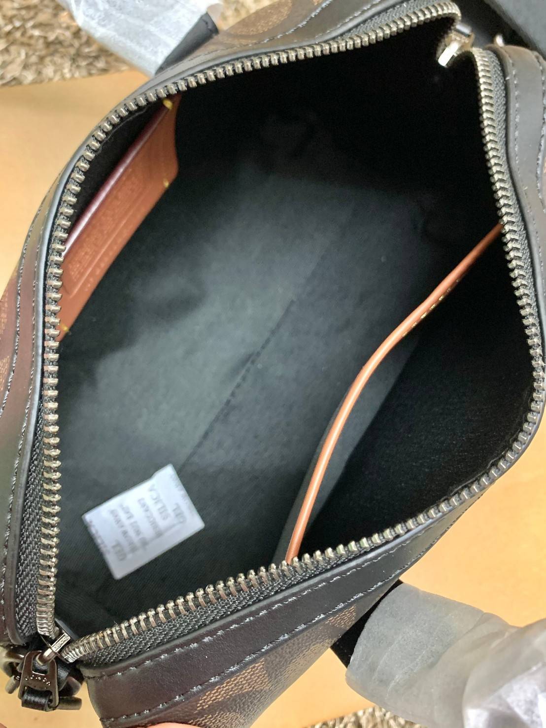 COACH GOTHAM DUFFLE 24 IN SIGNATURE CANVAS CA186 พร้อมส่ง กระเป๋าทรงหมอนรุ่นใหม่บ่าสุดปี 2022 รุ่นนี้สามารถใช้ได้ทั้งชาย//หญิง หนังแท้อย่างดี นิ่มทรงสวย มากๆค่ะ เปิด-ปิดกระเป๋าแบบซิปคู่ด้านบนมีกระดุมรวบหูหิ้วให้ด้วยนะคะ ภายในกระเป๋าสามารถใส่สัมภาระที่จำเป