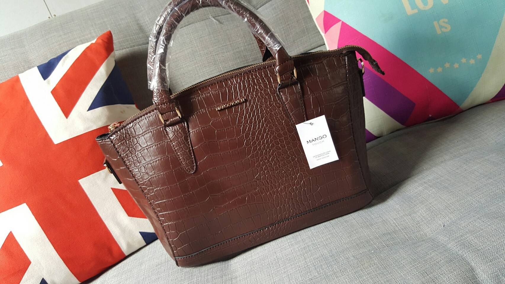 Mango touch croc tote bag กระเป๋าสะพายสุดคลาสิค ทรงสุดหรู New Collection ยี่ห้อ MANGO TOUCH แท้ รุ่น Croc Tote Bag วัสดุหนังลายปั๊ม หนังจระเข้ ตั้งอยู่ทรงสวย อะไหล่ทองทั้งใบออกแบบหนังแบนเวลาวาง แต่งให้หรู ด้วยอะไหล่ทอง ทั้งใบ มาพร้อมสายสะพายยาวปรับได้ค่ะ 