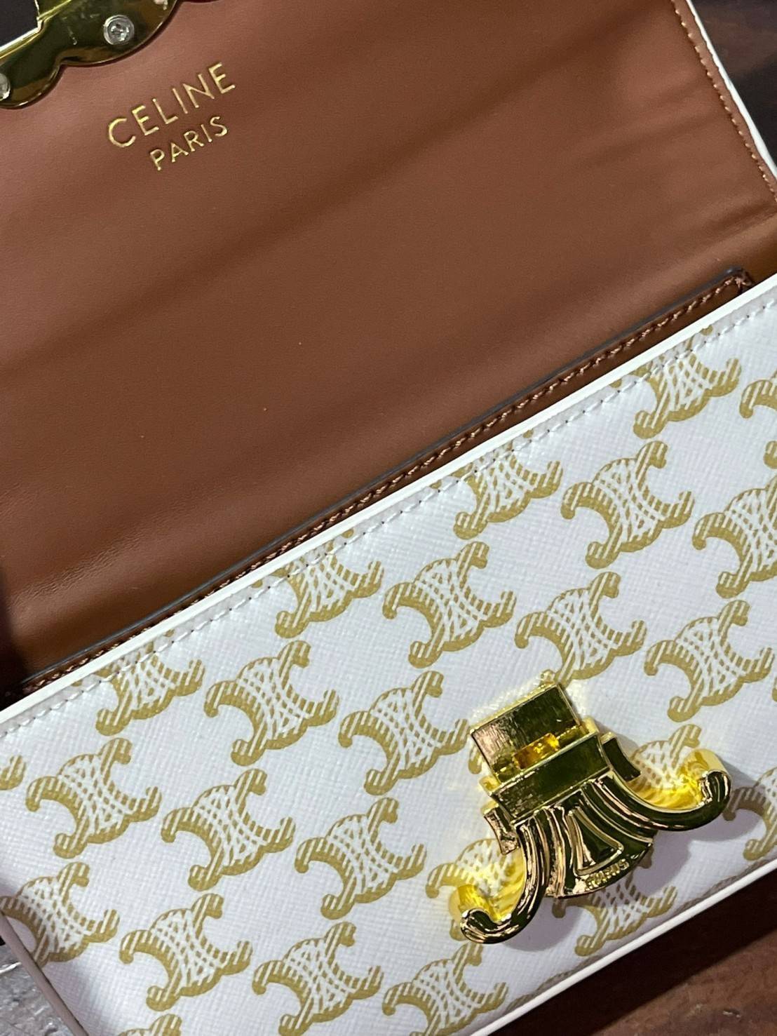 VIP 】CELINE TRIOMPHE SHOULDER BAG IN TRIOMPHE อีกหนึ่งผลงานการออกแบบของ Hedi Slimane ที่ได้ดึงเอาเอกลักษณ์ต่าง ๆ ของ CELINE ออกมาและทำการตีความหมายใหม่จนได้กระเป๋าเรียบหรูและดูทันสมัย ให้คุณเลือกสะพายในชีวิตประจำวันเข้ากับการแต่งตัวสบาย ๆ หรือจะสะพายออกงา