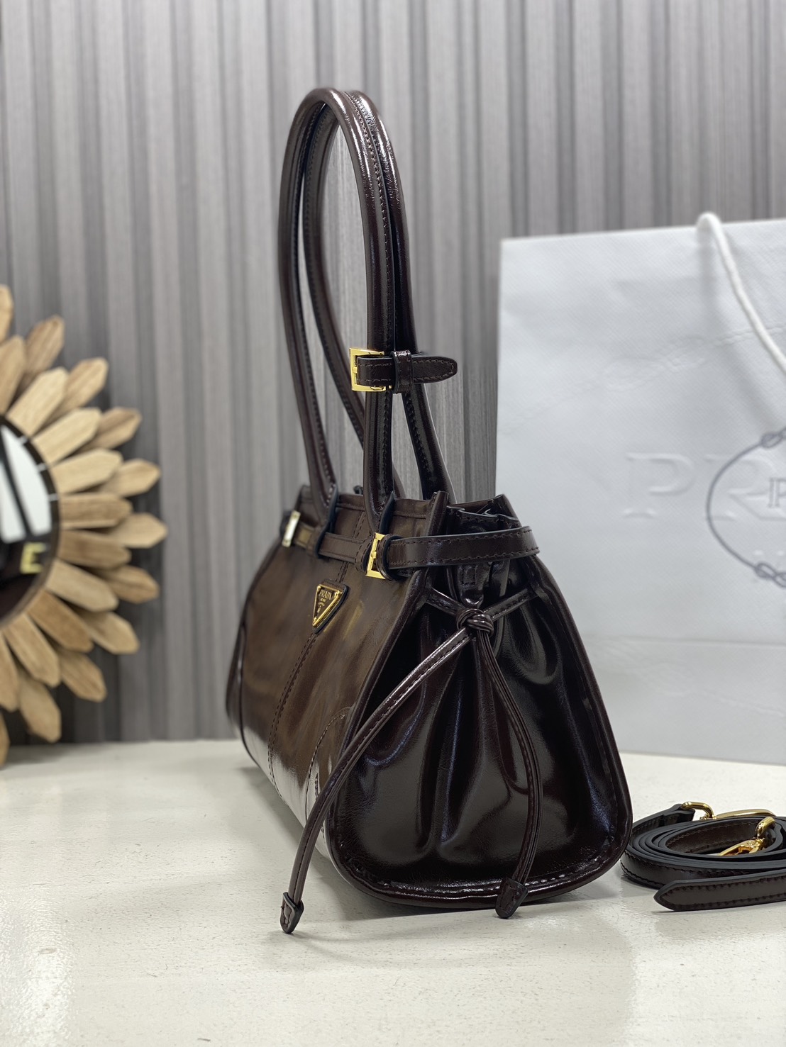 ORI หนังแท้ | Prada Bonnie medium leather handbag 32cm กระเป๋าสะพายทรงโท้ท โดดเด่นด้วยดีไซน์ที่เน้นความประณีตแต่ใช้งานได้จริง หนังเนื้อนุ่มเคลือบเงา เน้นย้ำเสน่ห์อันทันสมัยและใช้งานได้หลากหลาย