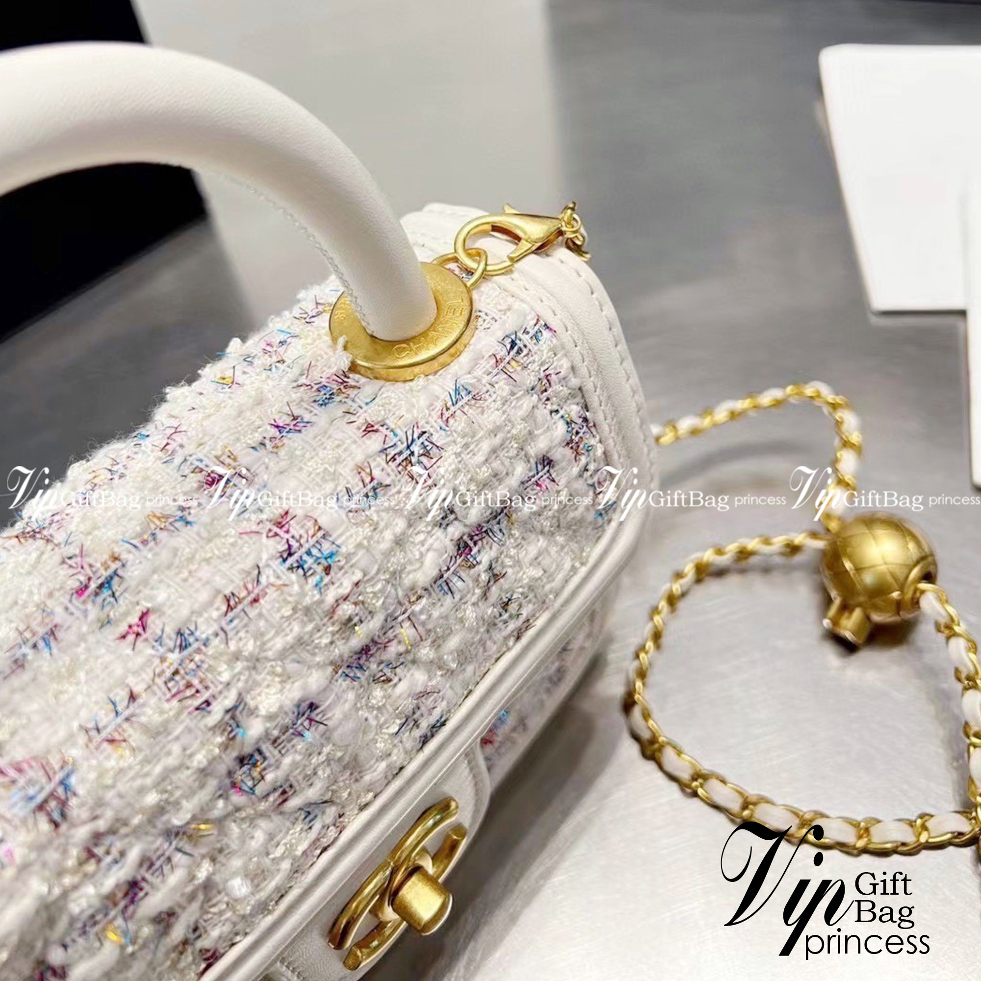 Chanel tweed mini flap bag / Chanel mini top handle กระเป๋าสะพายงานผ้าทวิตเอกลักษณ์เฉพาะของแบรนด์ งานสวยเป๊ะ มาพร้อมสายยาวถอดออกถือสวยๆเริ่ดๆ คิวท์มาก!! ดีเทลน่ารักเพียบ!!