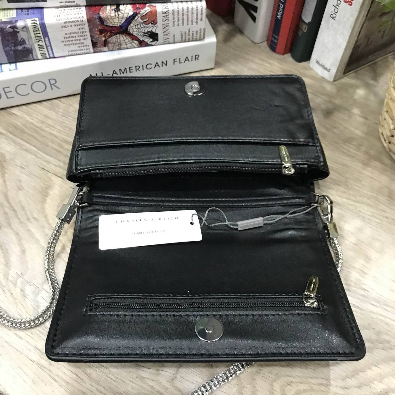 NEW ARRIVAL! CHARLES & KEITH CHAIN DETAIL CROSSBODY BAG กระเป๋าสะพายทรงสี่เหลี่ยมรุ่นชนช็อปขนาดกำลังดีวัสดุหนังนิ่มเรียบประดับด้วยโซ่ด้านหน้าดูมีดีเทล เปิดปิดด้วยกระดุมแม่เหล็ก ภายในมีช่องใส่บัตรและช่องซิป มาพร้อมสายโซ่ต่อหนังถอดถือเป็นคลัชได้ ภาพถ่ายสินค