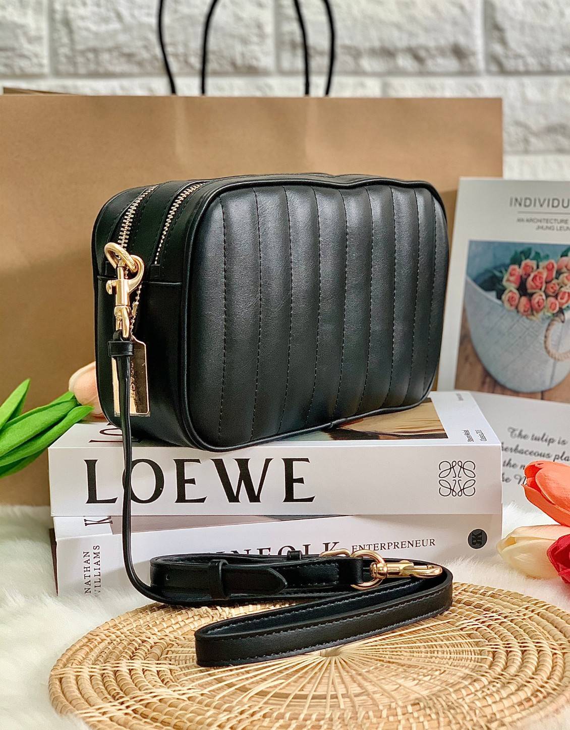 COACH C1569 JES CROSSBODY WITH LINEAR QUILTING ใหม่ล่าสุด!! กระเป๋าสะพายข้าง รุ่น 2 ซิป ใบใหญ่จุใจ ดีไซน์ใหม่ เพิ่มลูกเล่นให้ดูหรูหรายิ่งขึ้น วัสดุหนังสังเคราะห์บุเป็นลายเส้นสวยงาม เปิด-ปิดด้วยซิป 2 ช่องหลัก ใช้งานง่าย ทรงสวยมากๆรุ่นนี้ มาพร้อมสายสะพาย cr