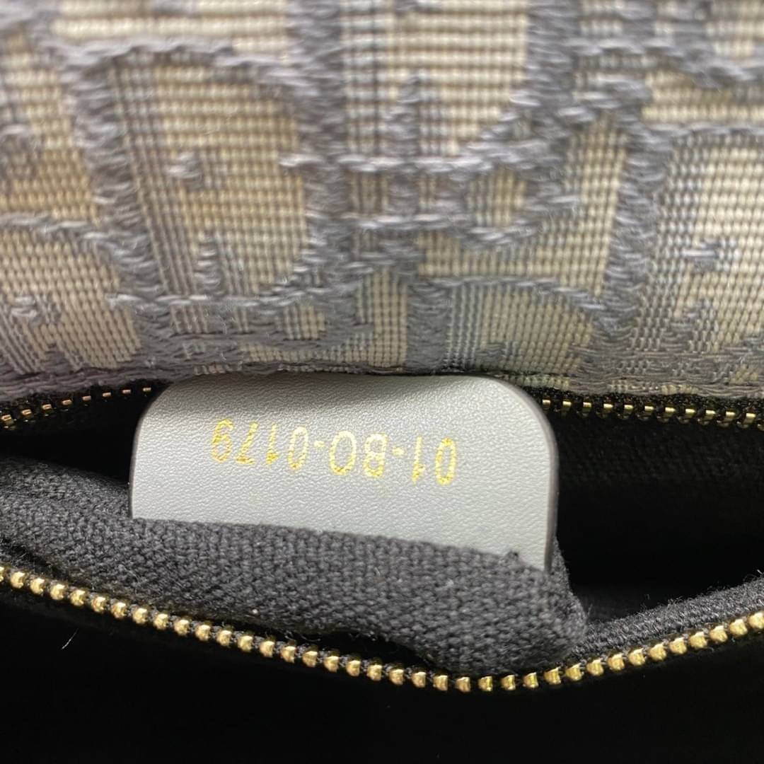 หนังแท้ CHRISTIAN DIOR 30 MONTAIGNE BAG Oblique Jacquard เอกลักษณ์ของความหรู น้ำหนักเบา ไอเท็มหายาก!! Best seller!! ยกให้น้องเลย!! ดีไซน์เรียบหรูในความเป็นเอกลักษณ์ ใช้งานง่าย สะดวก ได้ทุกโอกาส แนะนำเป็น everyday bag ติดตัวไว้เลยจ้าสาวๆ พร้อมส่งที่ไทย ภาพ