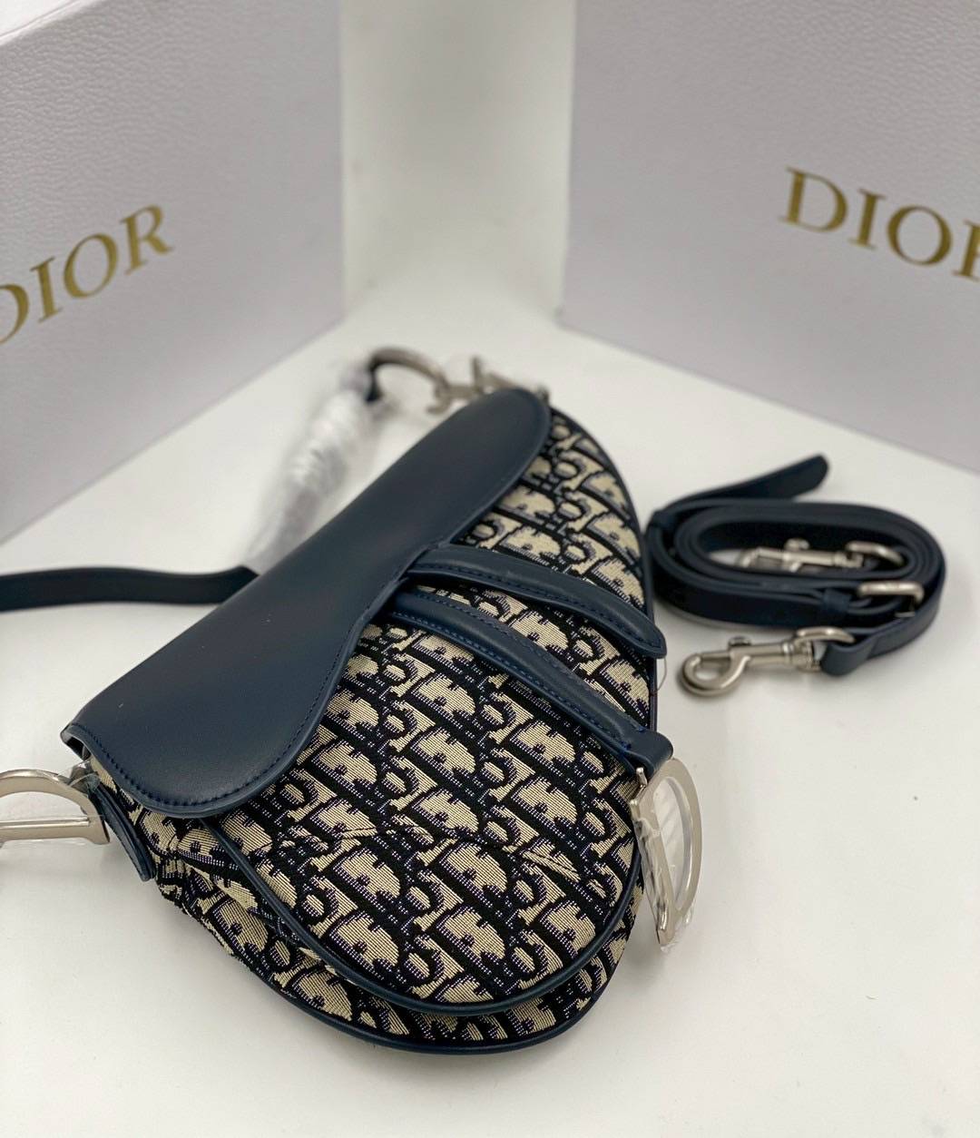 ORI หนังแท้ | DIOR Saddle Bag with Strap กระเป๋าถือ/สะพายทรงอานม้า รุ่นยอดนิยมที่มีเอกลักษณ์สวยงามเหนือกาลเวลา รุ่นใหม่ฝาพับแบบหนัง