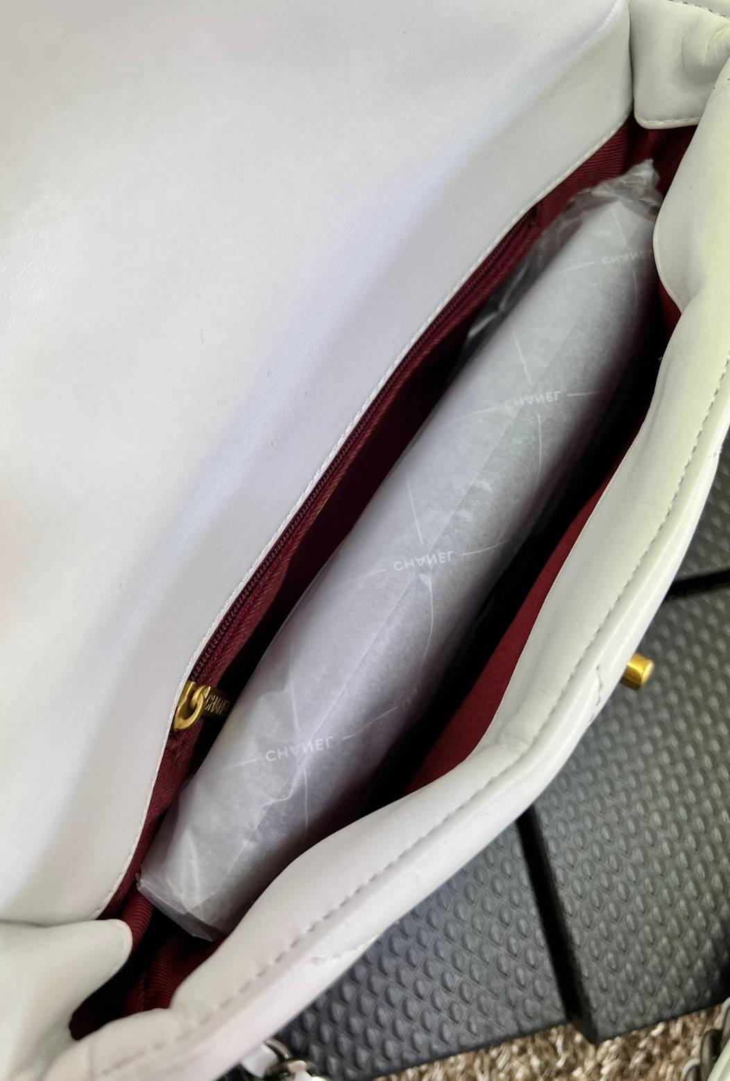 CHANEL 19 FLAP BAG / CHANEL LEATHER SHOULD BAG จำนวนจำกัด_หนึ่งในรุ่นที่สาวๆต้องมีค่า 🌟พร้อมส่ง ที่สุดของความคลาสสิค ห้ามพลาด ก่อนหมดค่ะ! กับกระเป๋าที่สามารถหิ้วได้