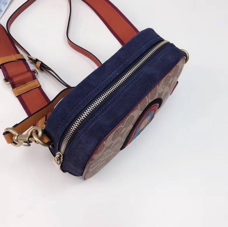 OUTLET 】COACH Camera Bag In Colorblock With Coach Patch (COACH F79278) 🍁หายากมากๆแล้วรุ่นนี้**จะถือ หรือสะพาย ได้ตามใจสั่ง //วัสดุหนังแท้เต็มใบ คุณภาพหนังดีมากๆ ปักโลโกตัวC ด้านหน้า ดูดีแบบไม่ซ้ำใคร //มาพร้อมสายสะพาย 2 สาย >>สายหนัง และสายสป