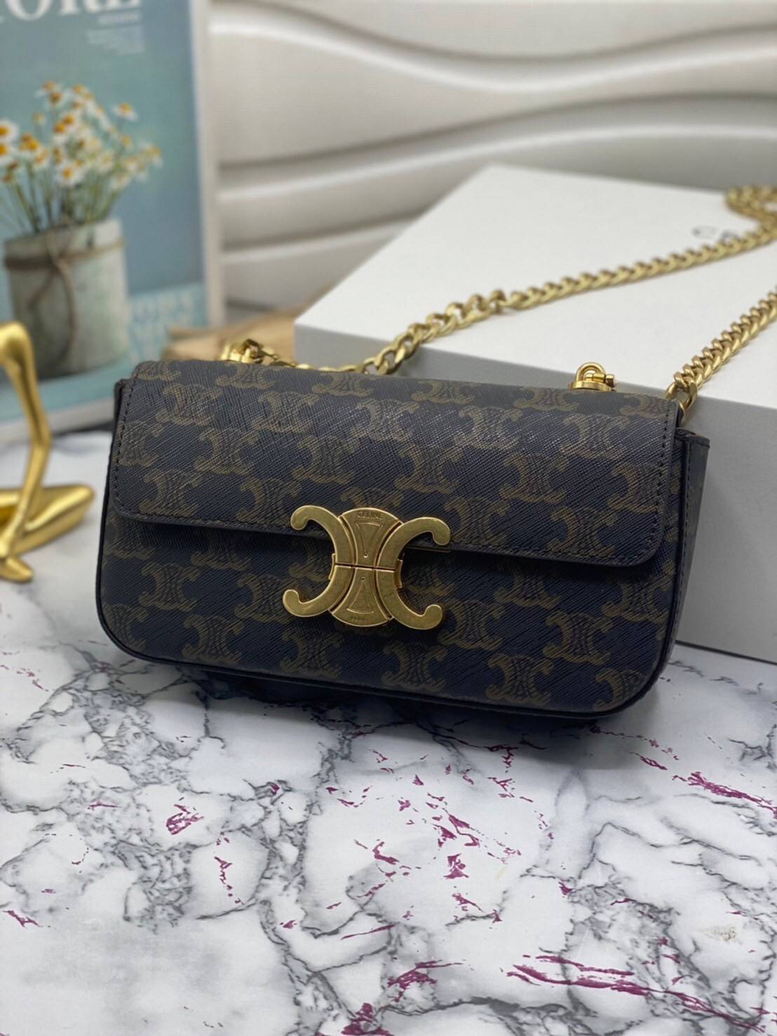 หนังแท้ CELINE CHAIN SHOULDER BAG / CELINE TRIOMPHE พร้อมส่งที่ไทย กระเป๋าเรียบหรูและดูทันสมัย ให้คุณเลือกสะพายในชีวิตประจำวันเข้ากับการแต่งตัวสบาย ๆ หรือจะสะพายออกงานปาร์ตี้สังสรรค์ก็ช่วยให้คุณดูโดดเด่น มีรูปทรงที่ดูแข็งแรงจึงไม่เสียรูปทรงแม้ใส่ของจำนวนม