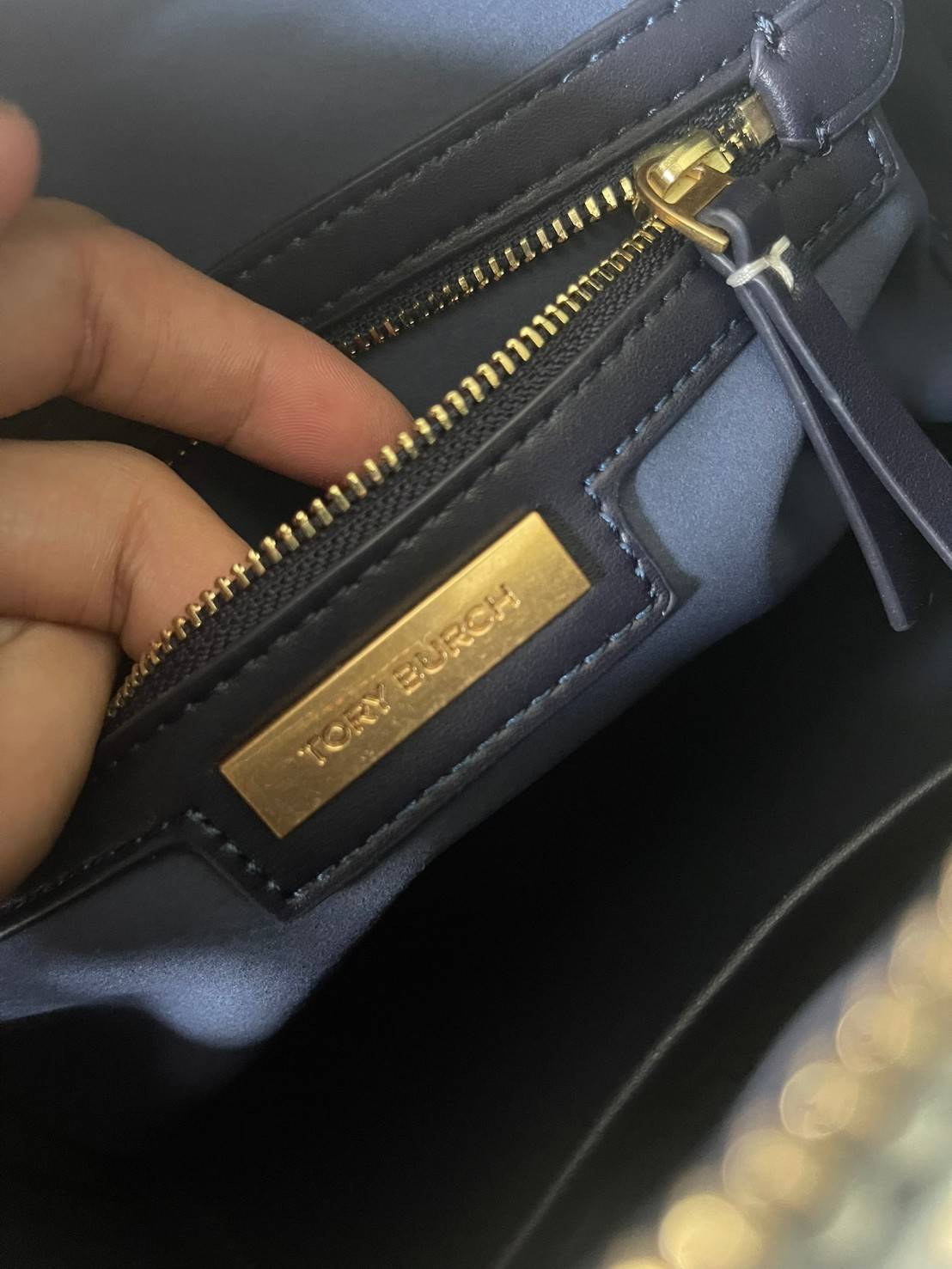 Large: Tory burch T Monograme Jacquaed Duffle เป็นทรงกระเป๋าที่มีความฮอตฮิตตลอดกาล ด้วยรูปทรงคลาสสิคและเหมาะใช้งานเข้ากับทุกสถานการณ์ ไม่ว่าจะเป็นกระเป๋าสะพายไหล่ เพิ่มความคล่องตัวและเข้าได้กับทุกลุค ไม่ว่าจะเป็นวันสบายๆ หรือวันที่ต้องออกไปทำกิจกรรมลุยๆ ห