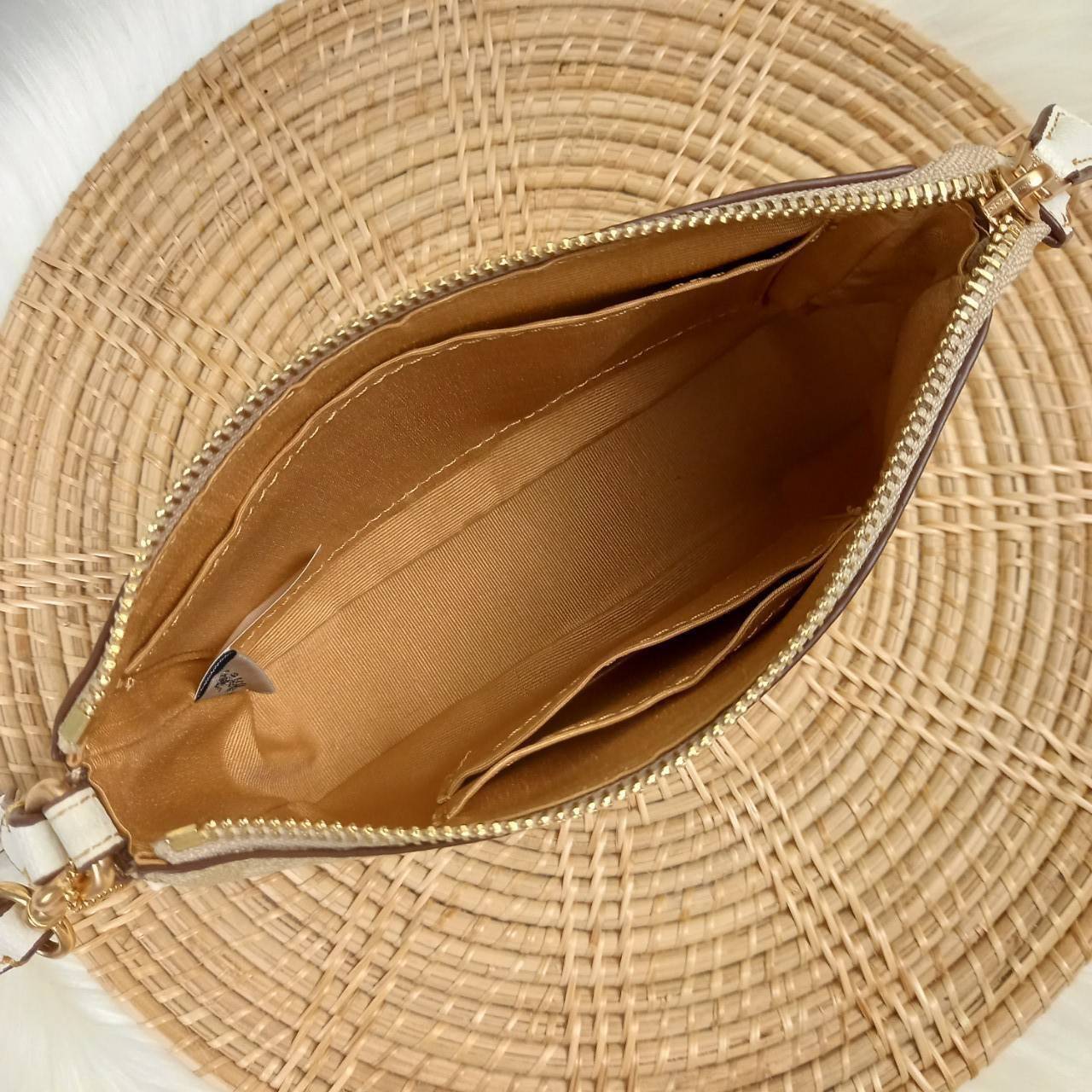 COACH NOLITA 19 IN SIGNATURE CANVAS WITH TIGER (C7699) 😻กระเป๋าถือ กระเป๋าสะพายทรงพอชเล็ก ปรับเป็นคล้องมือได้ รุ่นนี้ บอกเลยว่าใช้ง่ายสะพายคล่องมากๆ// จะสะพายไหล่ หรือปรับเปลี่ยนมาเป็นแบบคล้องมือเก๋ๆก็ยังได้ เพียงแค่ถอดตะขอมารวมกันไว้ที่หูกระเป๋าข