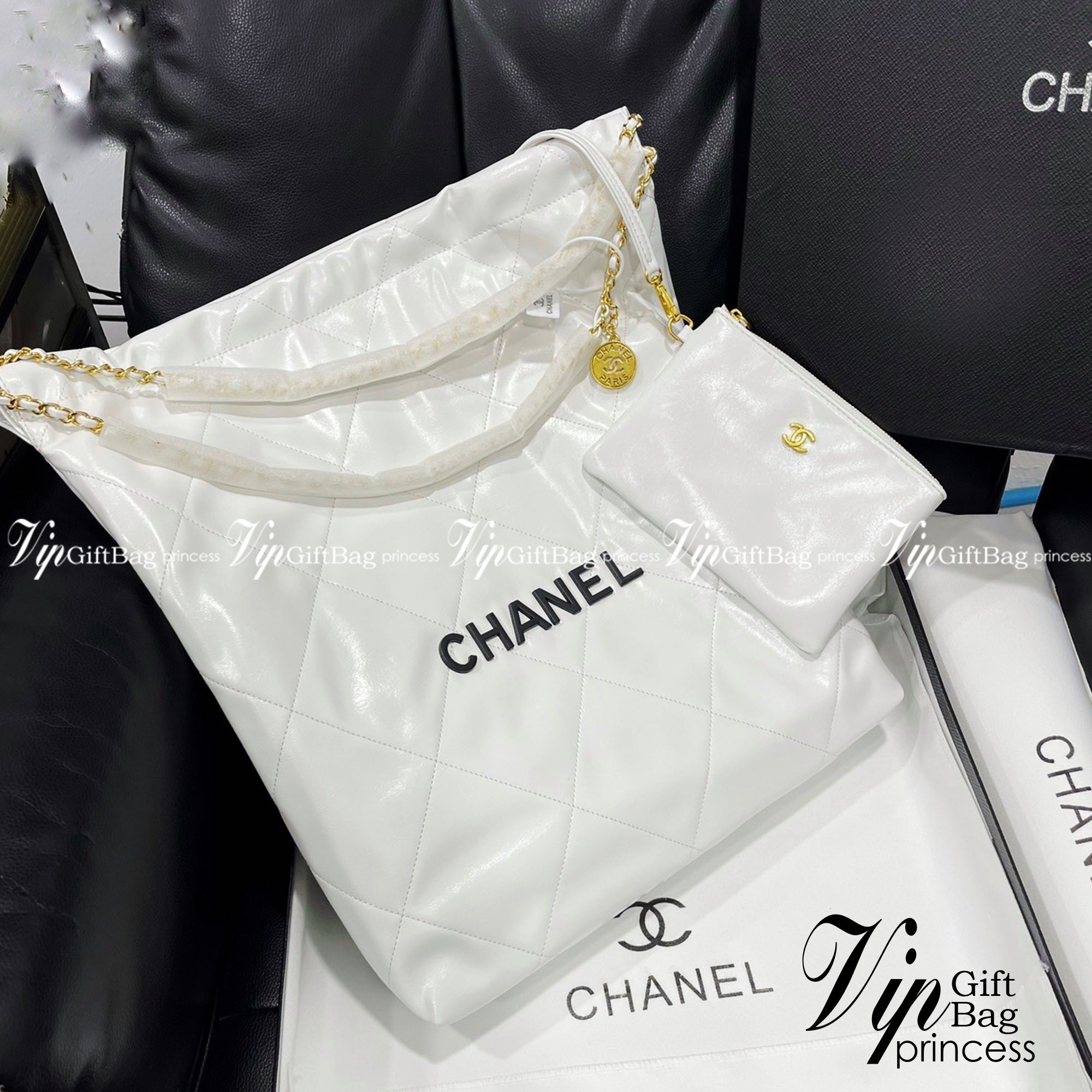 Chanel ss22 Logo CC shopping tote / Chanel 22 handbag มาแรงที่สุดในตอนนี้ก็คือรุ่นนี้เลย ใช้งานง่ายรุ่นนี้สามารถใช้ได้ทั้งผู้หญิงและผู้ชายน้า เกินต้านที่สุดกับไอเท็มนี้ ที่สาวๆหรือใครๆก็ต้องมีแล้ว!! แค่เห็นก็หลงรัก กระเป๋าทรงสวย