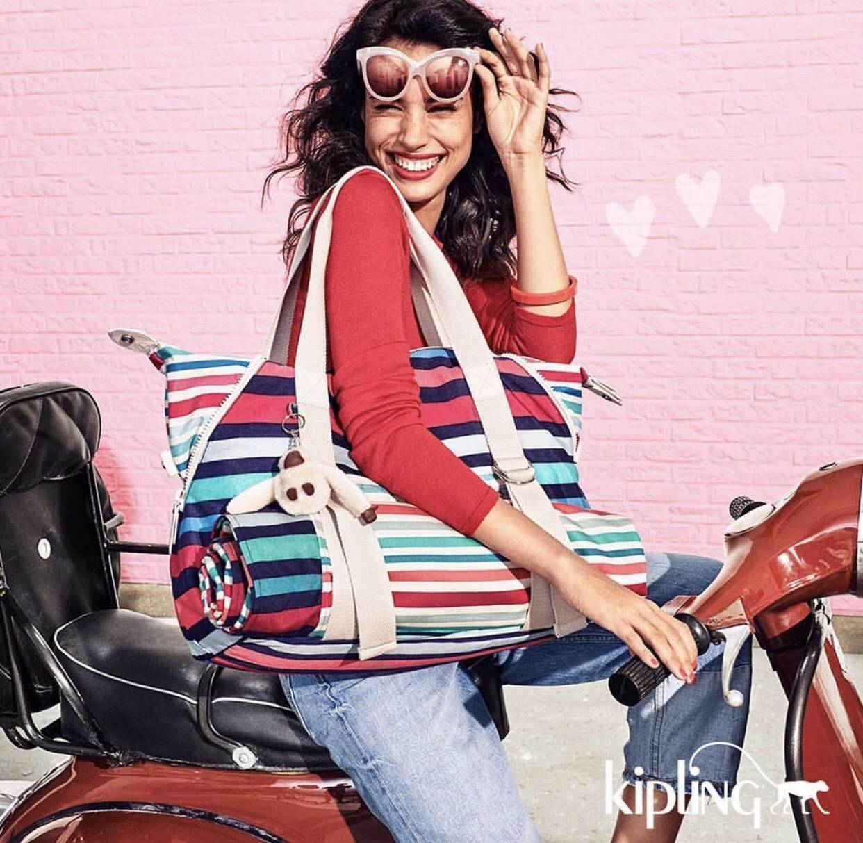 NEW ARRIVAL! KIPLING ART (LARGE) TOTE BAG 2018 กระเป๋าถือหรือสะพายรุ่นใหม่ใบใหญ่จุใจสาวๆที่สัมภาระเยอะ วัสดุ Nylon+Polyester 100% น้ำหนักเบา โดดเด่นที่สามารถรูดซิปมุมกระเป๋าเปลี่ยนทรงได้ไม่จำเจ มีหูหิ้วสะพายไหล่ได้ มือจับหูหิ้วเป็นหนังปั้มโลโก้ พวงกุญเเจล