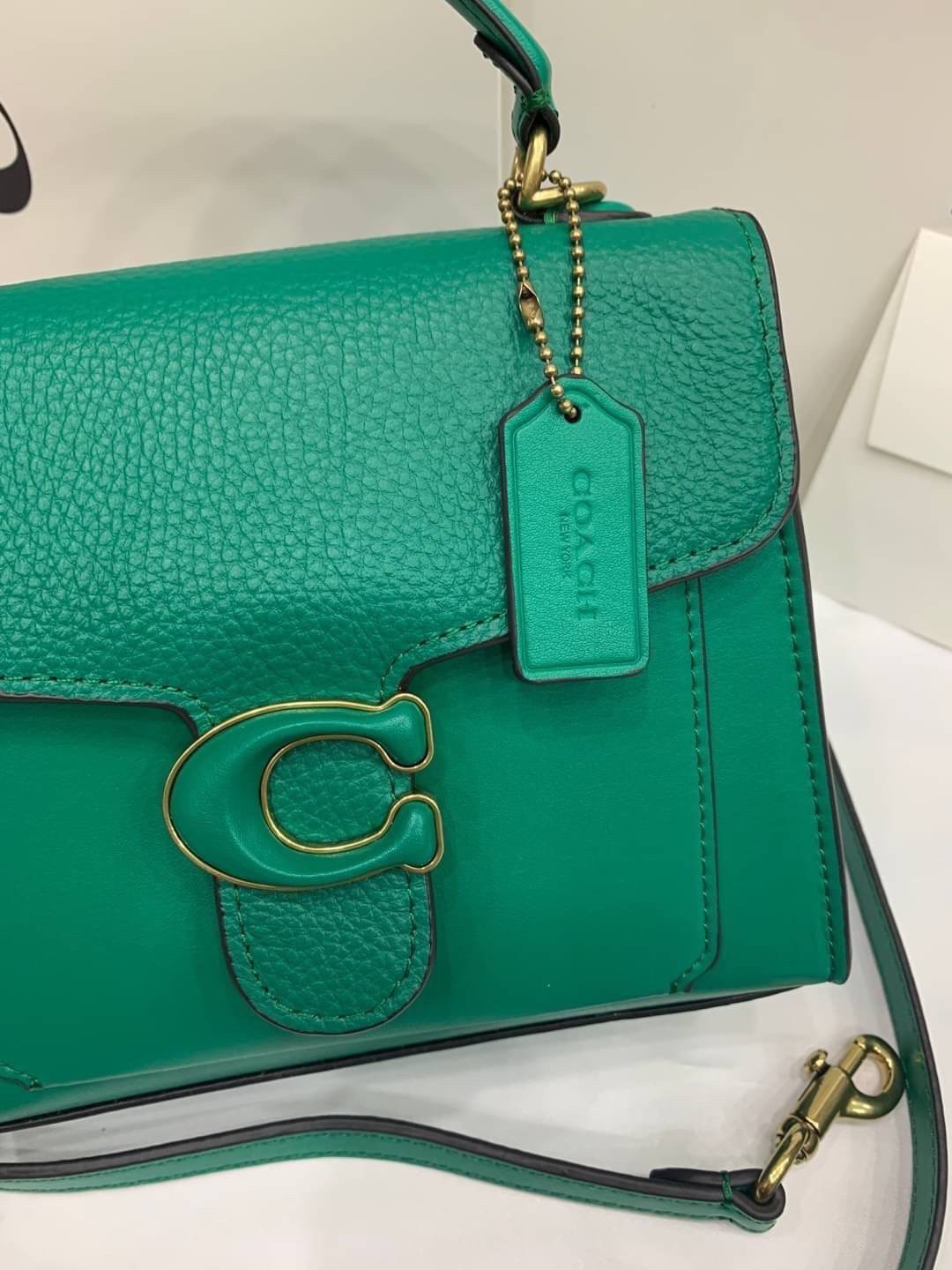 COACH TABBY TOP HANDLE 20 พร้อมส่งที่ไทยค่ะ! กระเป๋าหิ้ว//สะพายข้างได้ หนังแท้อย่างดี กหนึ่งใบทำหนังสองลายได้อย่างสวยงาม พร้อมโลโก้รุ่นใหม่ล่าสุดดูดีมากๆค่ะ เปิดปิดกระเป๋าแบบกดล็อค ภายในมีช่องหลักสองช่อง ใส่มือถือได้ทุกรุ่น;กระเป๋าเงินใบกลางได้;ของจำเป็นจ