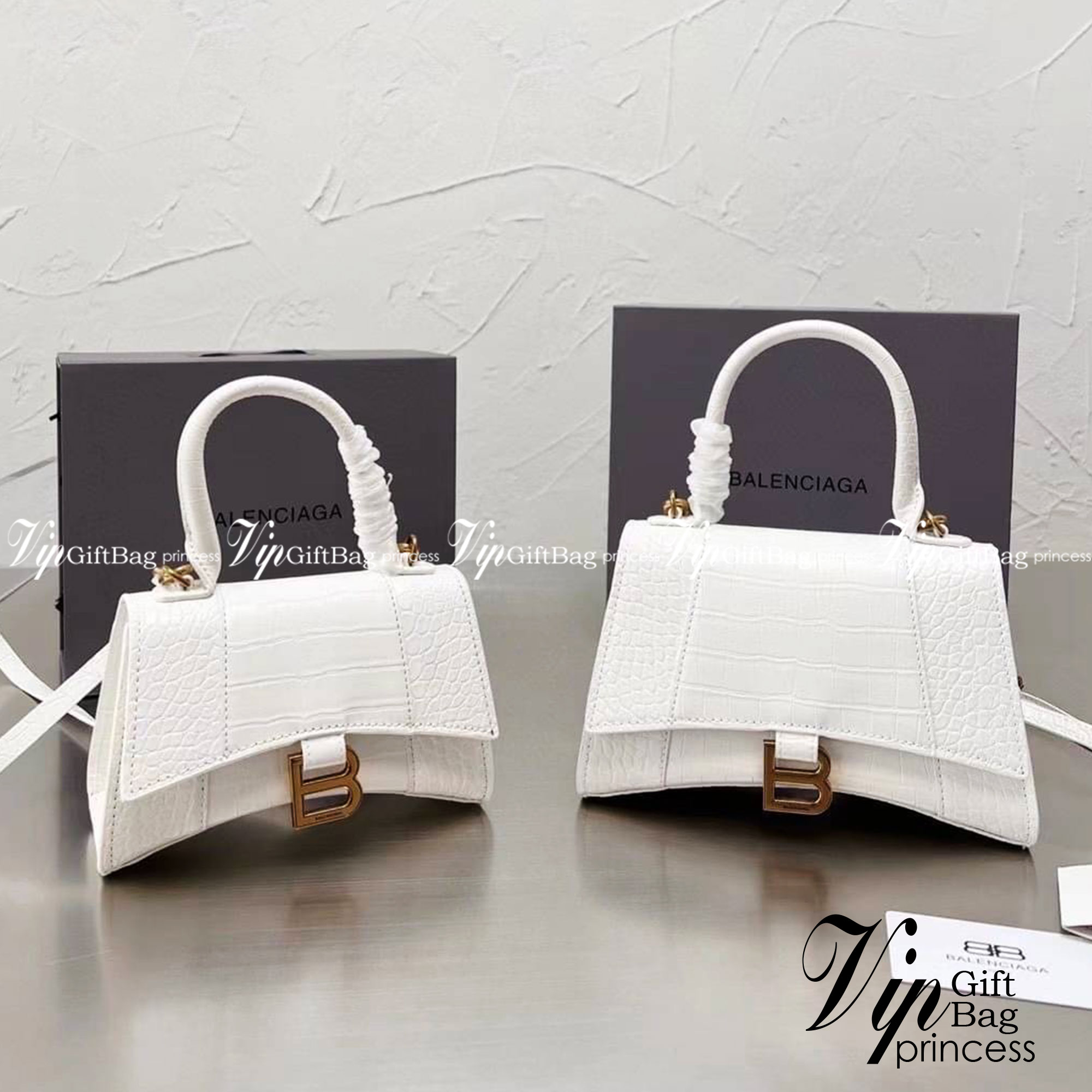 BALENCIAGA Hourglass BAG XS S / BALENCIAGA Hourglass Crocodile embossed calfskin กระเป๋าสะพายแบรนด์หรูซิกเนเจอร์ใบล่าสุด ที่มาพร้อมดีไซน์โดดเด่น มีความโฉบเฉี่ยว โค้งมนเหมือนพระจันทร์เสี้ยว เพิ่มความโดดเด่นสะดุดตาด้วยการตกแต่งอักษร B เมทัลลิก ที่เป็นเอกลัก