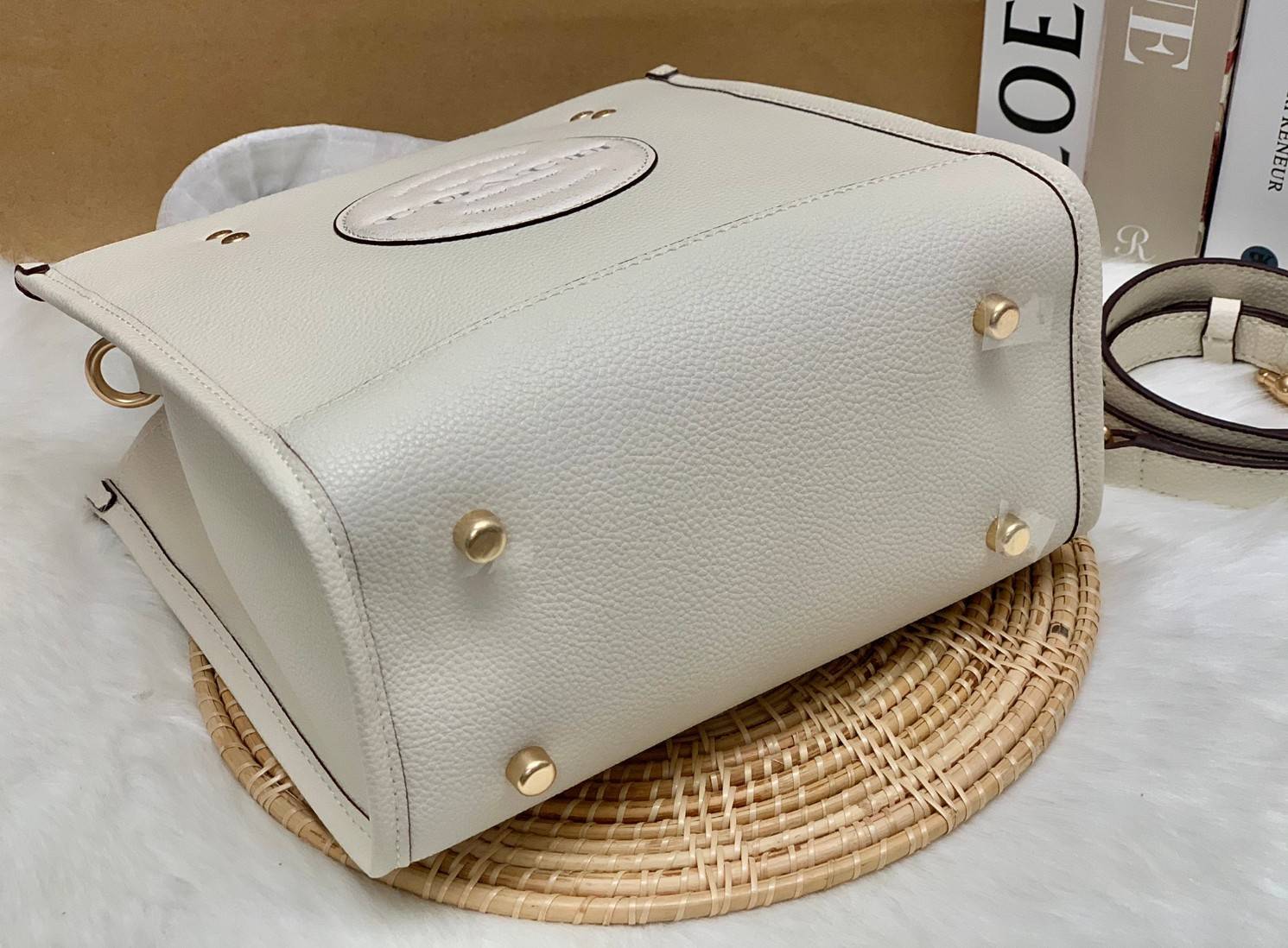 ใหม่ล่าสุด อดใจยังไงไหว COACH Dempsey Field Tote 22 C5268 โทนสีขาวล้วน ดำล้วน สุดคลาสสิก พร้อมส่งความสวยที่ไทยค่ะ! กระเป๋าทรง Tote ขนาดพอเหมาะลำตัว พกพาง่ายสะดวกได้กับทุกๆวัน ด้านหน้าปั้มโลโก้แบรนด์ตัวใหญ่สวยค่ะ;เปิดปิดกระเป๋าแบบกระดุมแม่เหล็ก ภายในใส่กระ