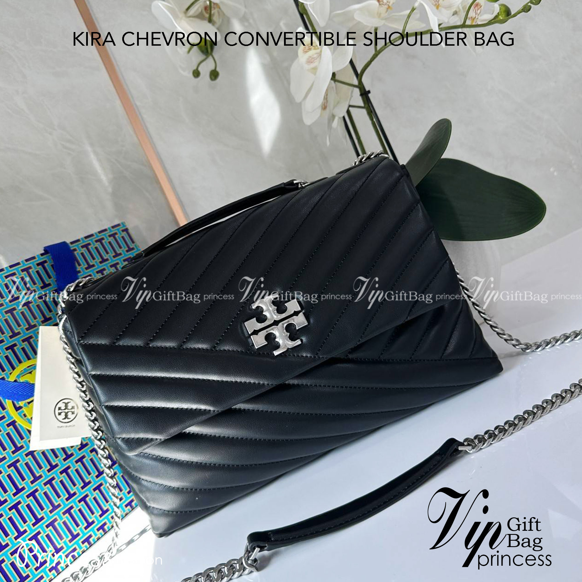 TORY BURCH KIRA CHEVRON CONVERTIBLE SHOULDER BAG กระเป๋าสะพายไซส์ใหญ่ หรูหราสุดคลาสสิก วัสดุหนังแกะทั้งใบ เปิด-ปิดด้วยกระดุมแม่เหล็ก ภายในเป็นช่องโล่ง ใส่ของสำคัญได้ครบ สายสะพายในตัวปรับได้ 2 แบบ สะพายไหล่โซ่คู่หรือจะ ครอสบอดี้ก็เริ่ดคะ