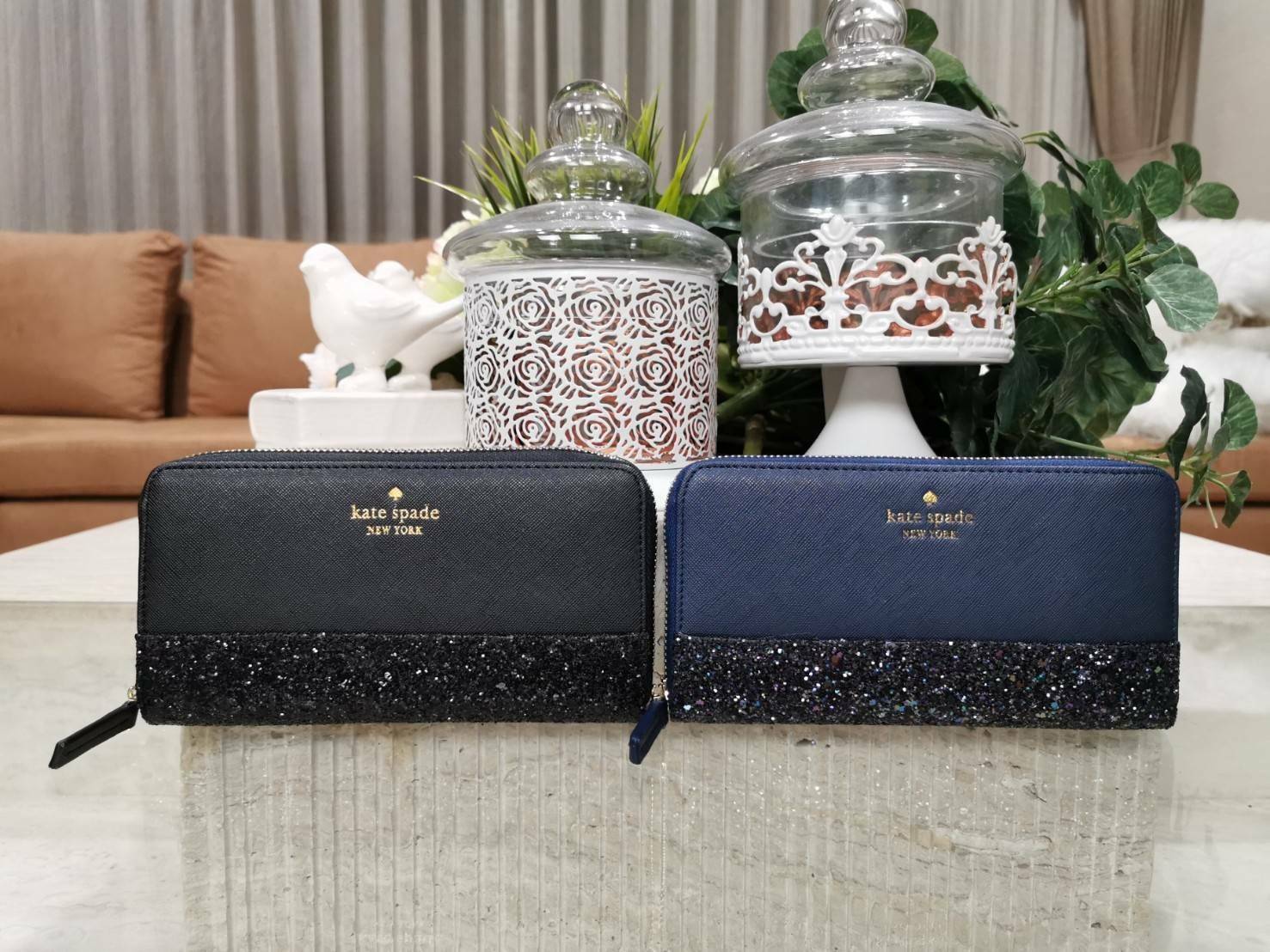 KATE SPADE NEW YORK GLITTER LONG WALLET กระเป๋าสตางค์ใบยาวรุ่นใหม่ล่าสุดจาก KATE SPADE FACTORY หนัง SAFFIANO ตัด Gitter วิ้งๆสวยหรูอยู่ทรงตามคอนเซปคอลเลคชั่นใหม่ เปิดปิดด้วยซิปรอบด้านหน้ามีโลโก้สวยเรียบหรูภายในมีโลโก้ ช่องซิปกลาง ช่องใส่บัตรหลายช่อง สามาร
