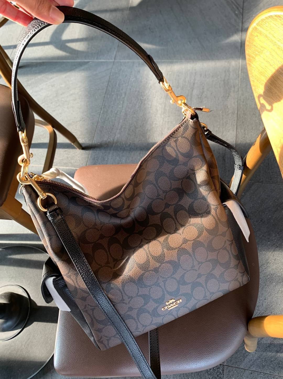 COACH PENNIE SHOULDER BAG ((C1523)) ✔️กระเป๋าหิ้ว//คล้องไหล่//สะพายข้างได้ สุดคุ้ม! ✔️ใบใหญ่ ทรงสวยใส่ของได้จุมาก หนังแท้ หนังนิ่ม สัมผัสแล้วหลงรักแน่นอนค่ะ ✔️ปากกระเป๋ากว้าง ล้วงหยิบของสะดวกมากๆ ภายในกระเป๋าโล่งกว้าง สัมภาระเยอะๆหายห