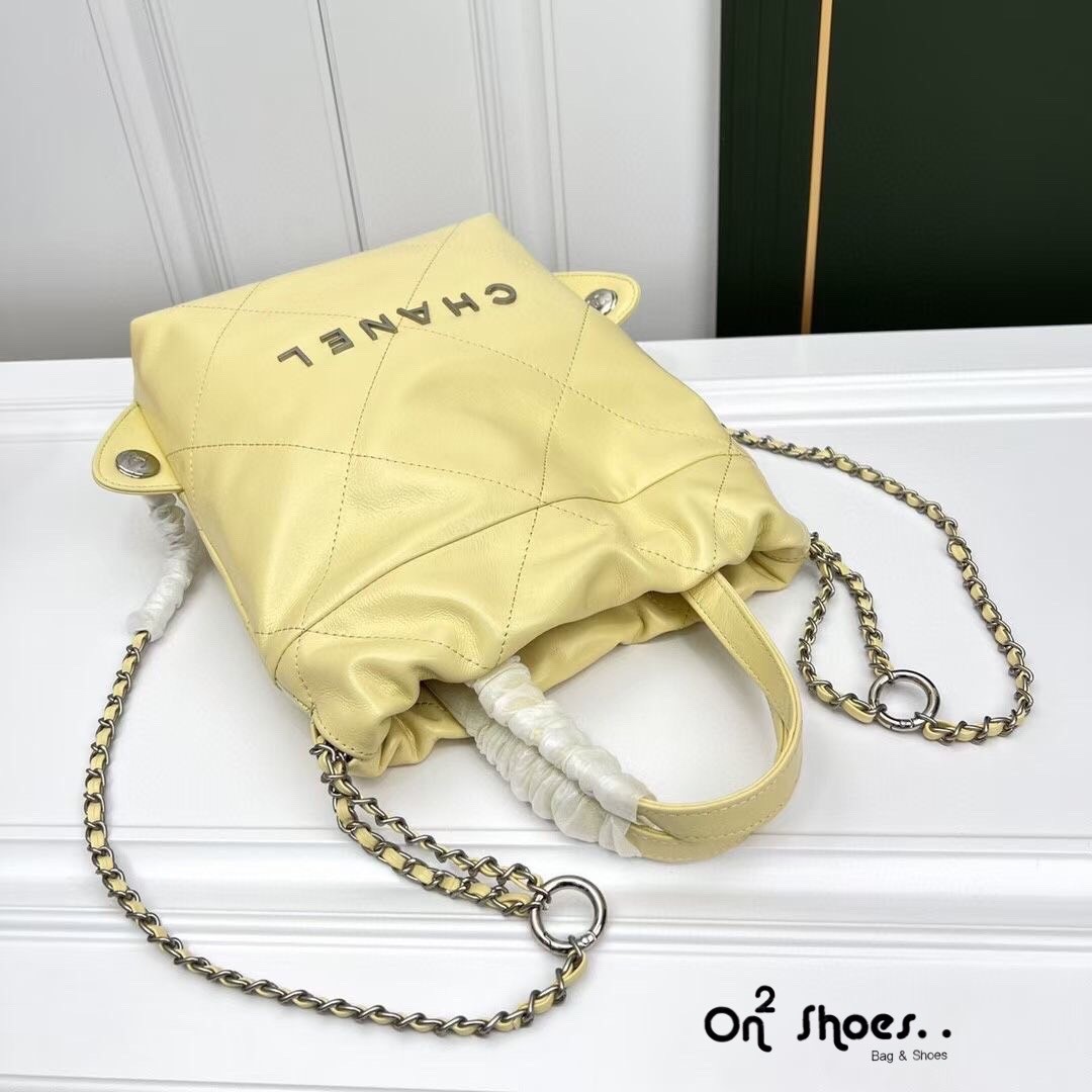 Chanel 22 backpack (small) กระเป๋าสะพายหลัง หนังเคลือบเงาและโลหะสีทองต่อยอดจากรุ่น ss22 ที่ ฮอตข้ามปีเพิ่มขนาดและหูถือยิ่งดูดีไปมากค่ะ