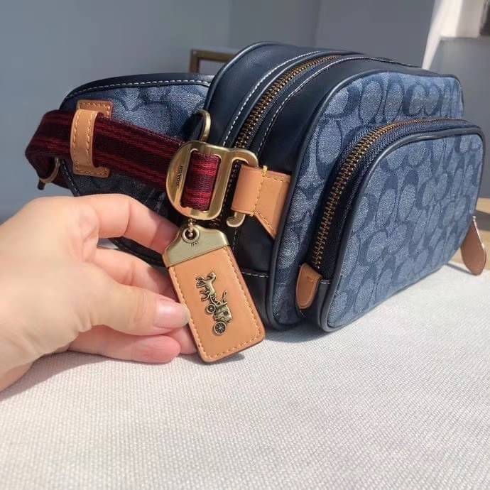 COACH BELT BAG IN SIGNATURE CHAMBRAY (3685) ❤️ใช้ได้ทั้งชาย//หญิงค่ะ กระเป๋าคาดอก วัสดุผ้าแคนวาส+หนังแท้ค่ะ ด้านหน้ามีช่องซิปขนาดกลาง ใส่มือถือได้ค่ะ ช่องซิปหลักเปิดปิดแบบซิปคู่ ภายในกว้าง ใส่ของจำเป็นได้ครบเลยนะคะ มีช่องซิปสำหรับใส่ของจุกจิกให้อีก