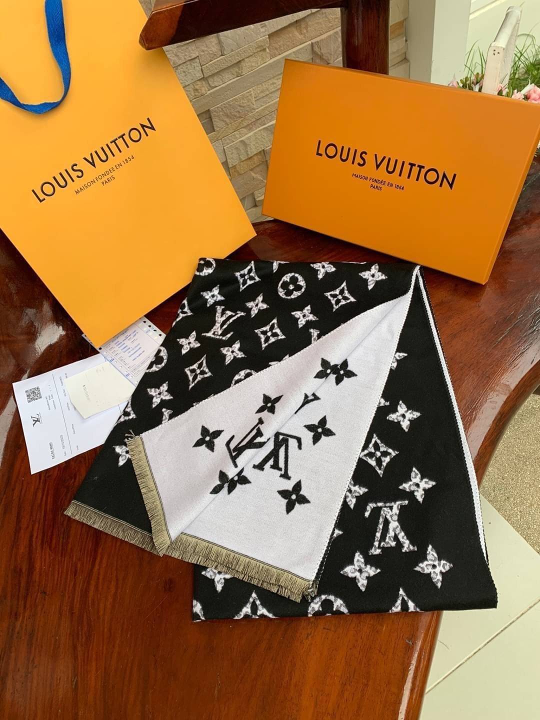 Louis Vuitton Women’s Scarves Accessories อีกหนึ่งแบรนด์ดังจากปารีส ด้วยงานพรีเมี่ยมกิ้ฟ ส่งมอบความรู้สึกดีๆให้กับคนที่คุณรัก ในรูปแบบผ้าพันคอและผ้าคุมไหล่ผืนใหญ่ให้ความอบอุ่น ถักทอด้วยผ้าcashmere ผ้าเนื้อดี สัมผัสนุ่มมือ ทอลายในตัว สีและลายคมชัด เหมาะสำห