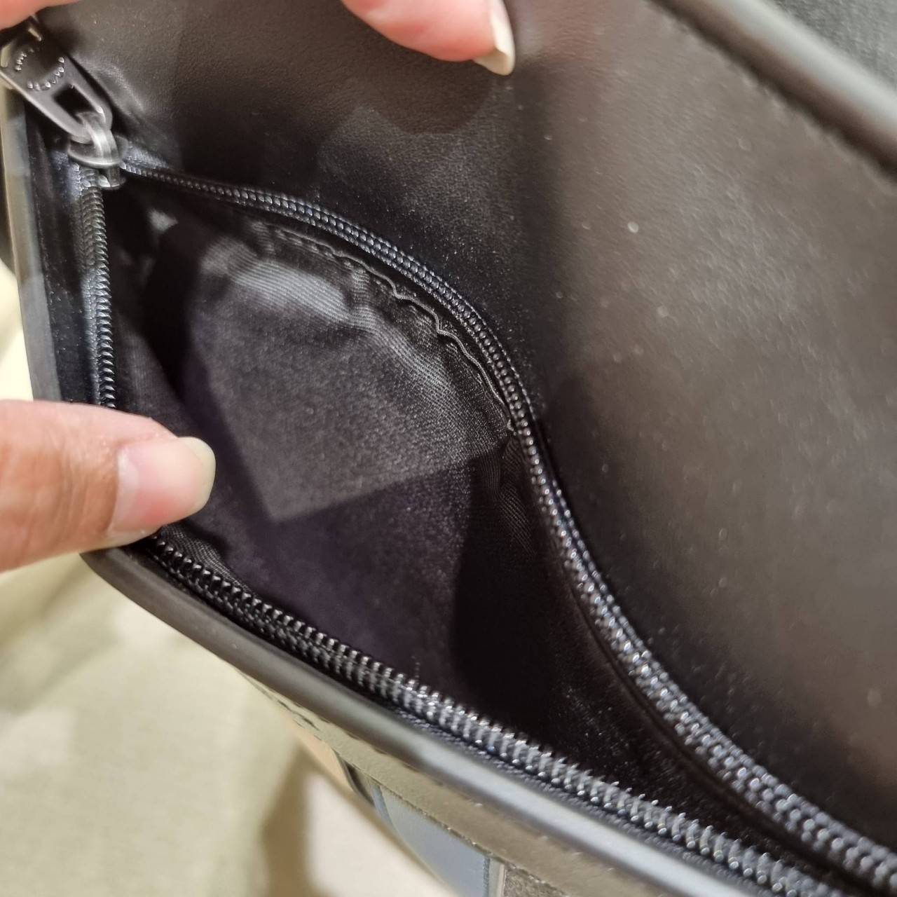 COACH F26068 CHARLES CROSSBODY IN SIGNATURE CANVAS WITH VARSITY STRIPE อีกหนึ่งรุ่นสุดฮิตเอาใจหนุ่มๆ กับดีไซน์แถบสีโดดเด่น กระเป๋าสะพายข้างทรงคลาสสิค ขายดี ไอเท็มทีเด็ด วัสดุหนังแคนวาสเคลือบลายสลับหนังแท้ เปิด-ปิดด้วยซิป และมีช่องแยกแบ่งสัดส่วนด้านหน้ากระ