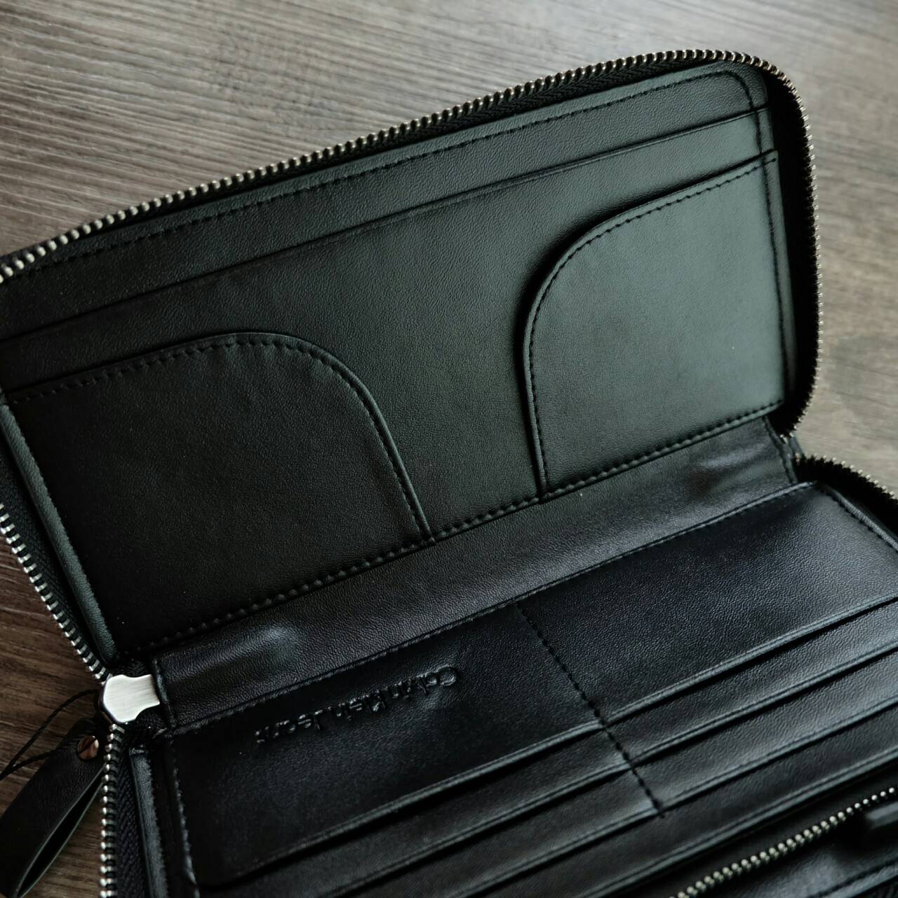 Calvin Klein Long Wallet กระเป๋าสตางค์ใบยาวซิปรอบ ภายในมีช่องใส่ธนบัตร ช่องใส่บัตรหลายช่อง และช่องซิปสำหรับใส่เหรียญ จะมอบเป็นของขวัญหรือใช้เองก็แนะนำเลยค่ะ